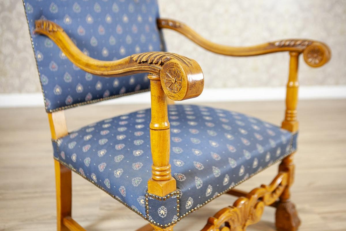 Tappezzeria Poltrona/Trono in noce intagliato e stilizzato con tappezzeria blu, anni '60-'80 in vendita