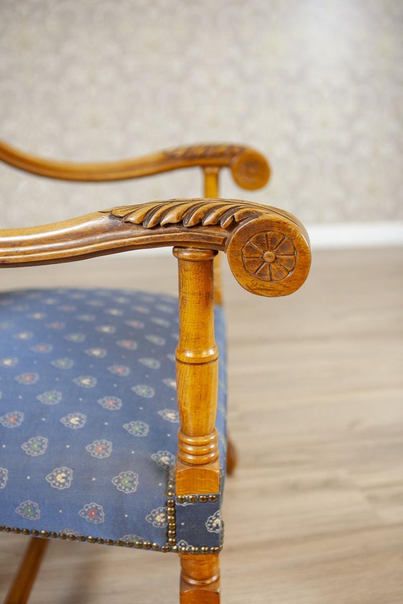 Poltrona/Trono in noce intagliato e stilizzato con tappezzeria blu, anni '60-'80 in vendita 1