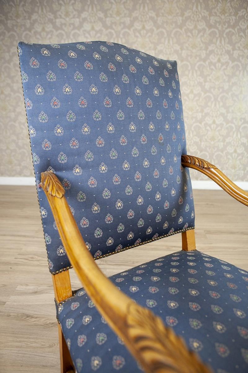 Poltrona/Trono in noce intagliato e stilizzato con tappezzeria blu, anni '60-'80 in vendita 2