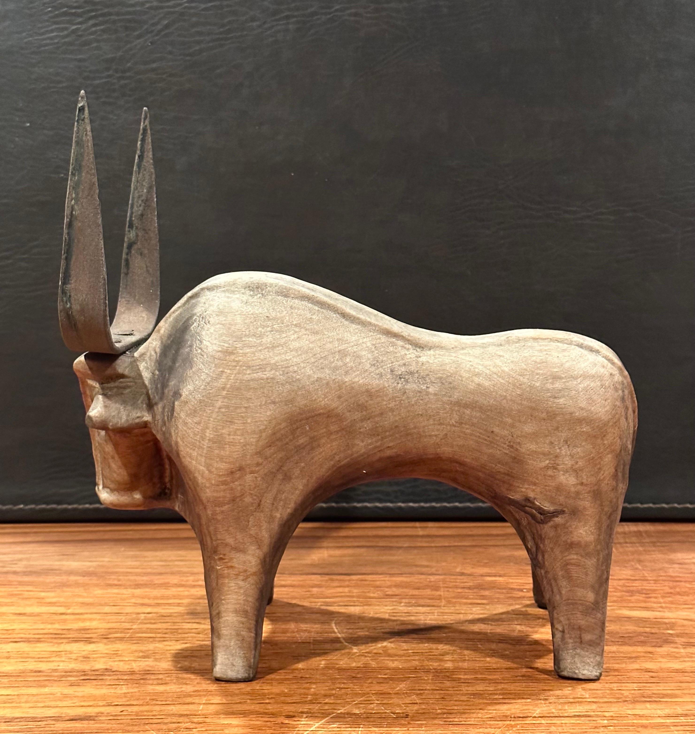 Sculpture de taureau en bois sculpté et en fer stylisé  3