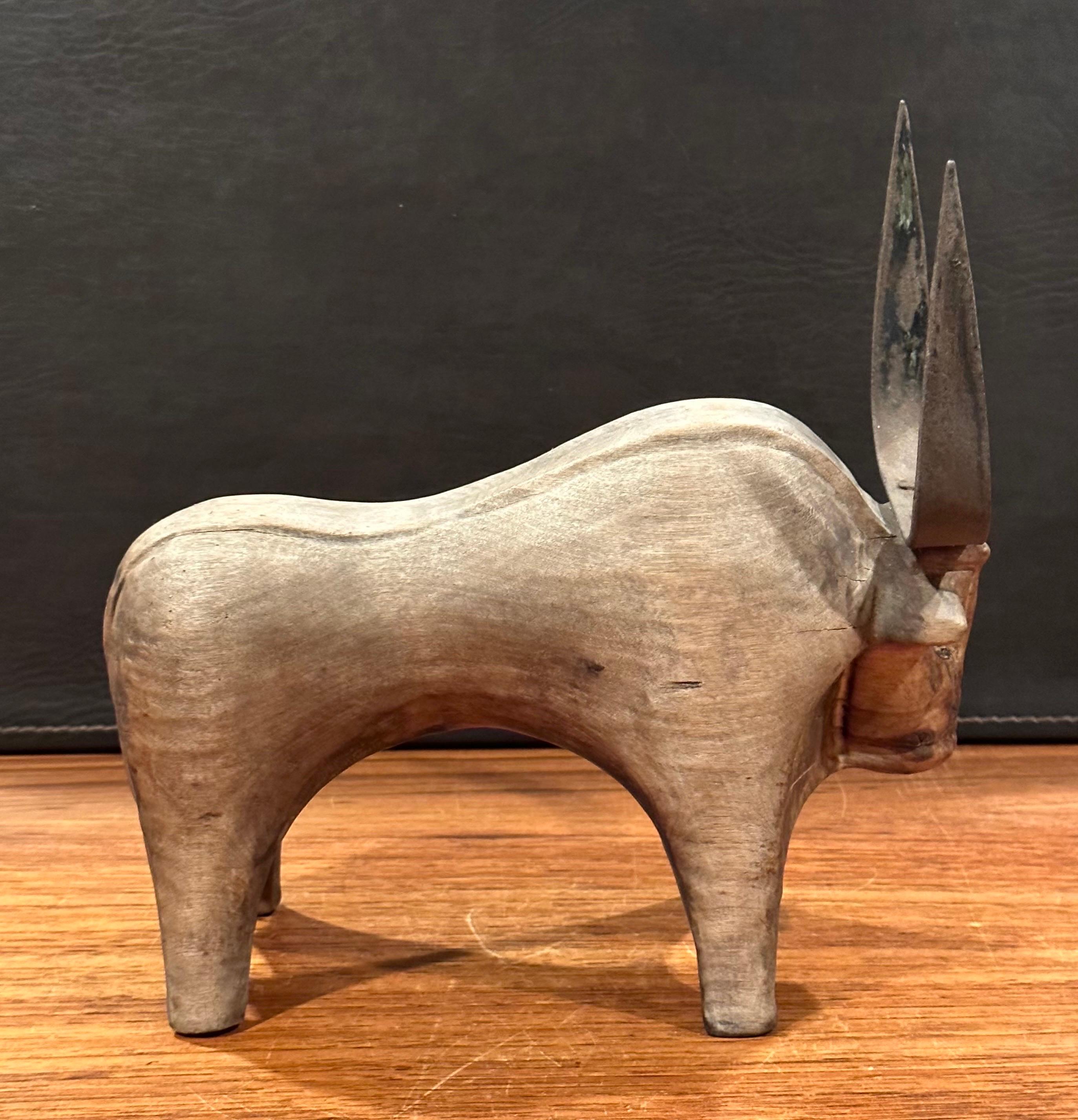 20ième siècle Sculpture de taureau en bois sculpté et en fer stylisé 