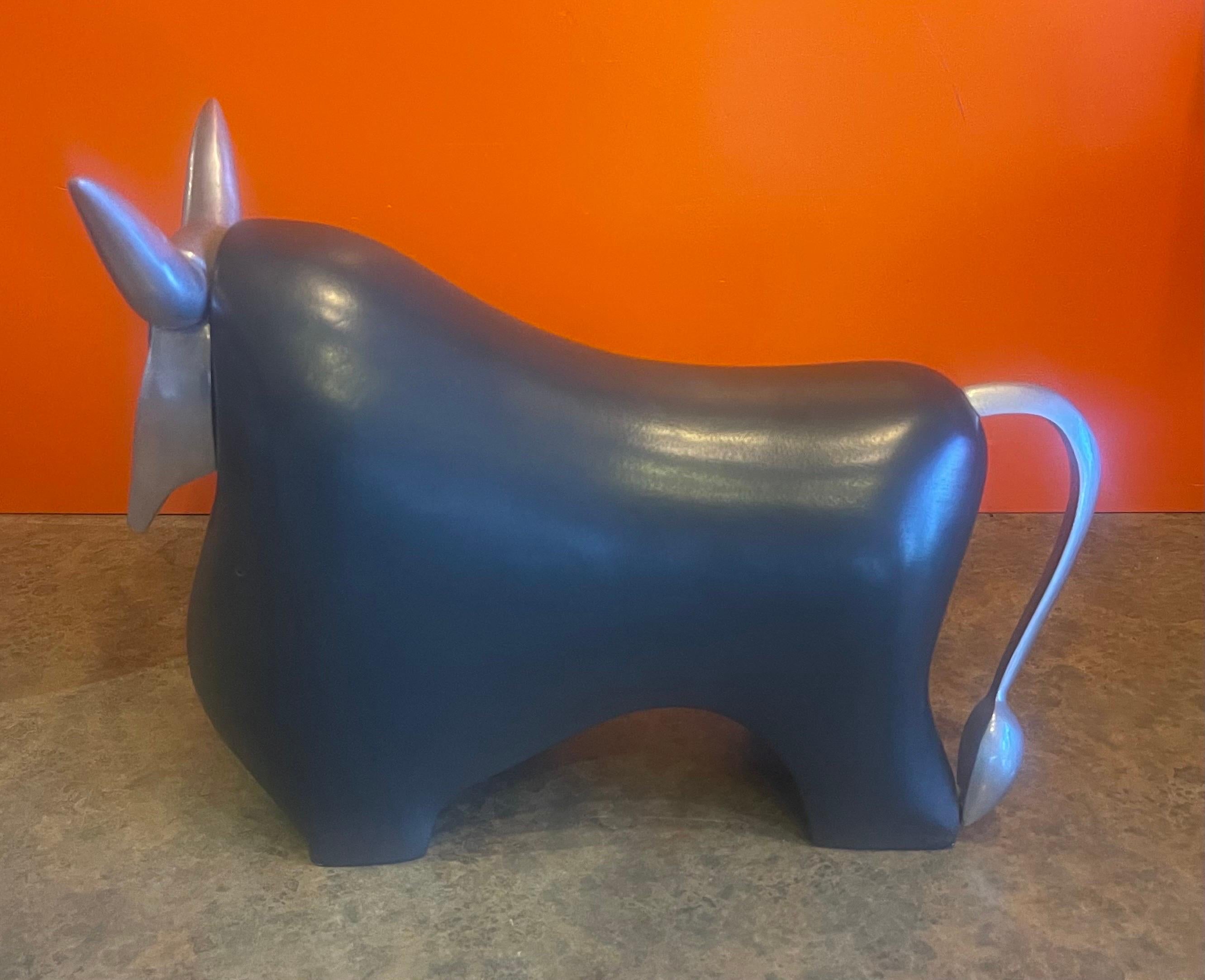 Américain Sculpture de taureau en cramique et aluminium stylis  charnire  en vente
