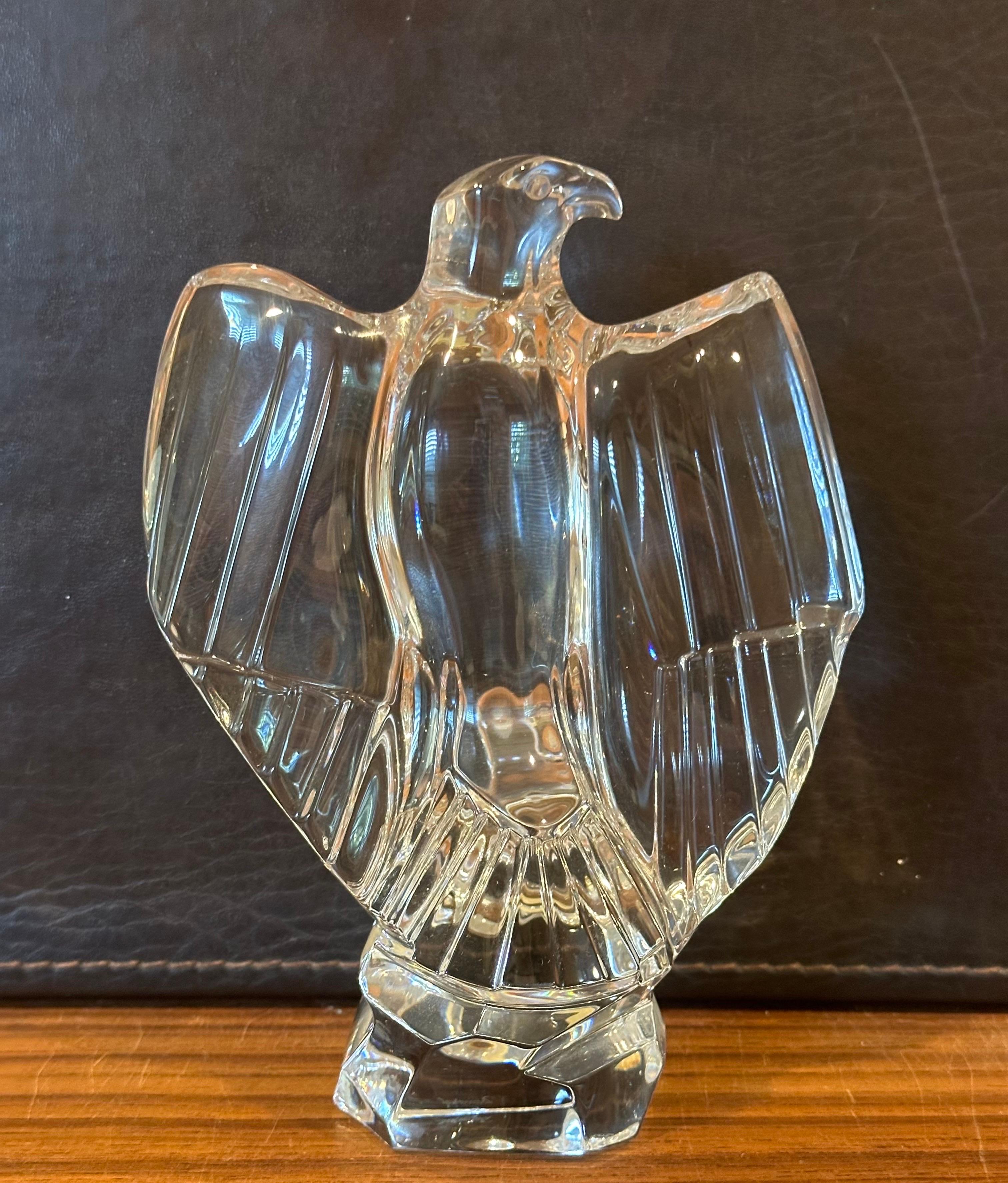 Splendida scultura di aquila calva in cristallo stilizzato di Baccarat, anni '1980 circa. Il pezzo è in condizioni eccellenti, senza imperfezioni visibili e con una grande chiarezza. Firmato sul lato inferiore, il pezzo misura 5 