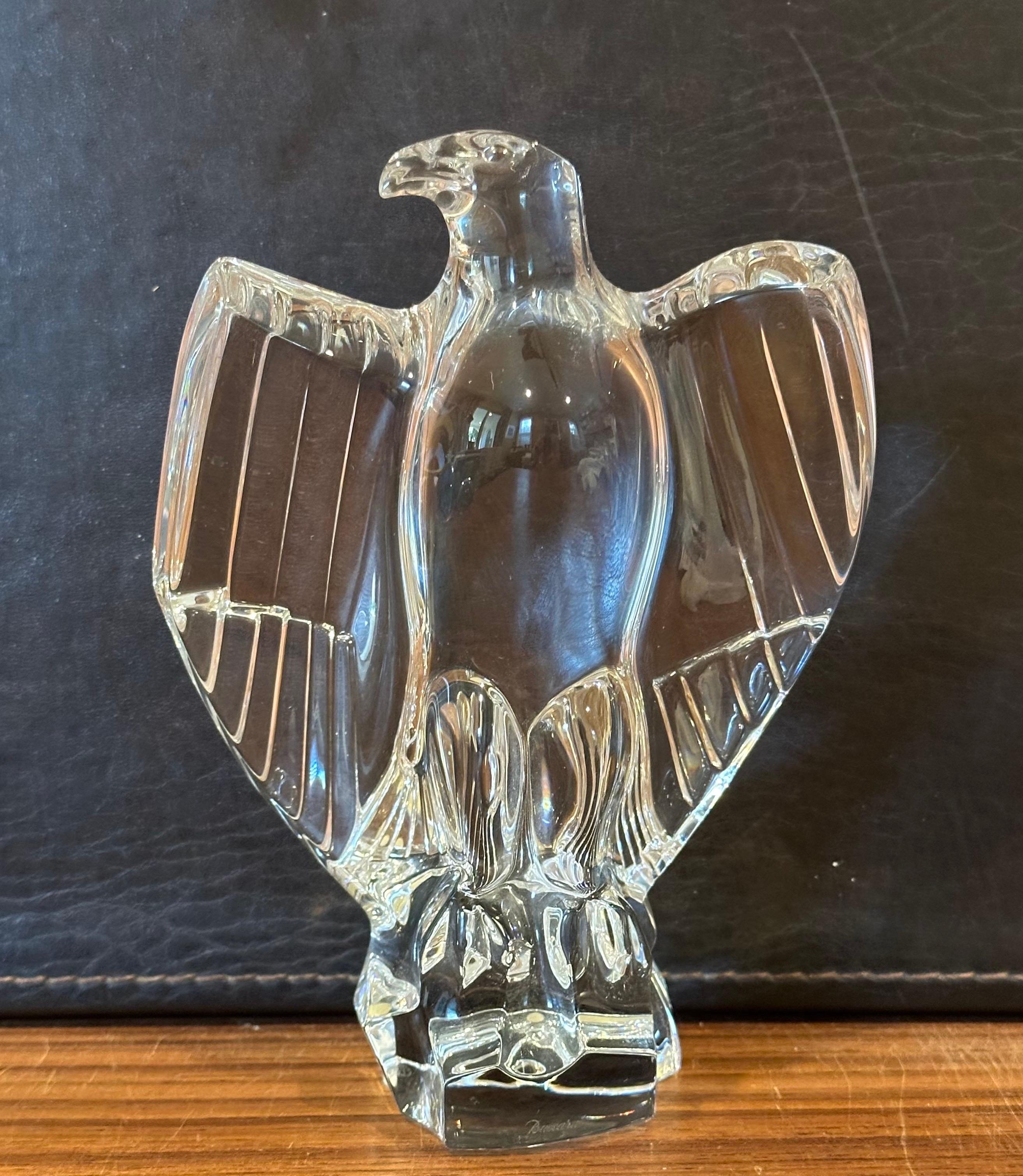 XX secolo Scultura di cristallo stilizzato con aquila calva di Baccarat in vendita