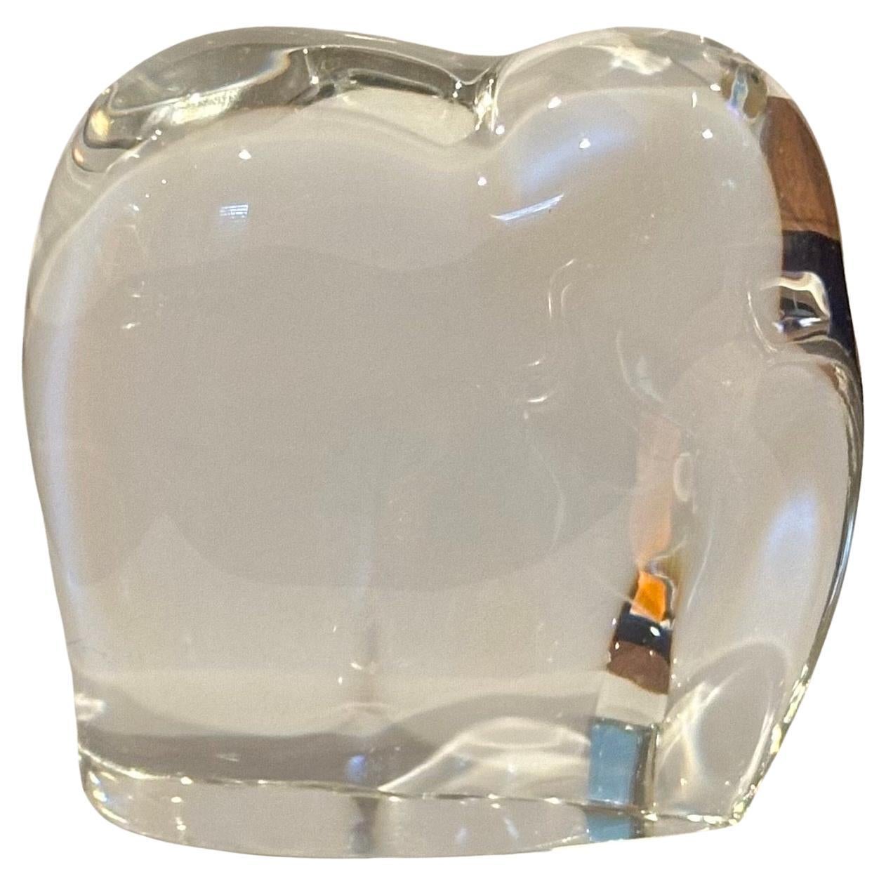 Magnifique sculpture d'éléphant en cristal stylisé de Baccarat, vers les années 1990. La pièce est en excellent état, sans imperfections visibles, et présente une grande clarté. Signée sur le dessous, la pièce mesure 2,625