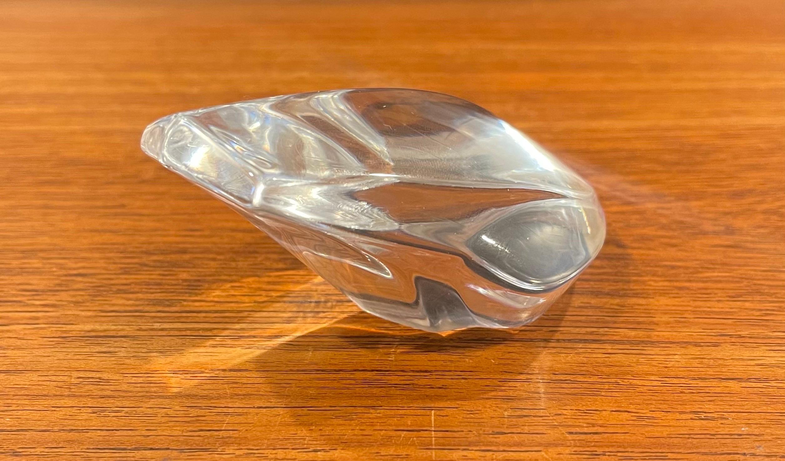Gorgeous stylized crystal frog sculpture / paperweight, circa 1990s. The piece is in excellent condition with no visible imperfections and has great clarity. The piece measures 3.25