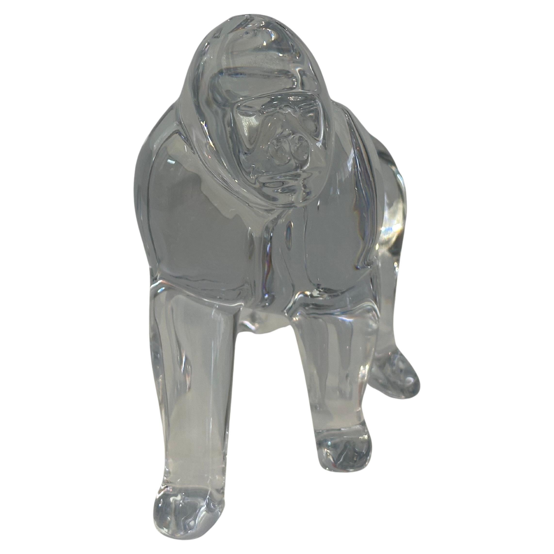 Magnifique sculpture de gorille en cristal stylisé réalisée par le célèbre artiste Loet Vanderveen pour Baccarat, vers les années 1990. La pièce est en très bon état, sans imperfections visibles, et présente une grande clarté. Double signature en