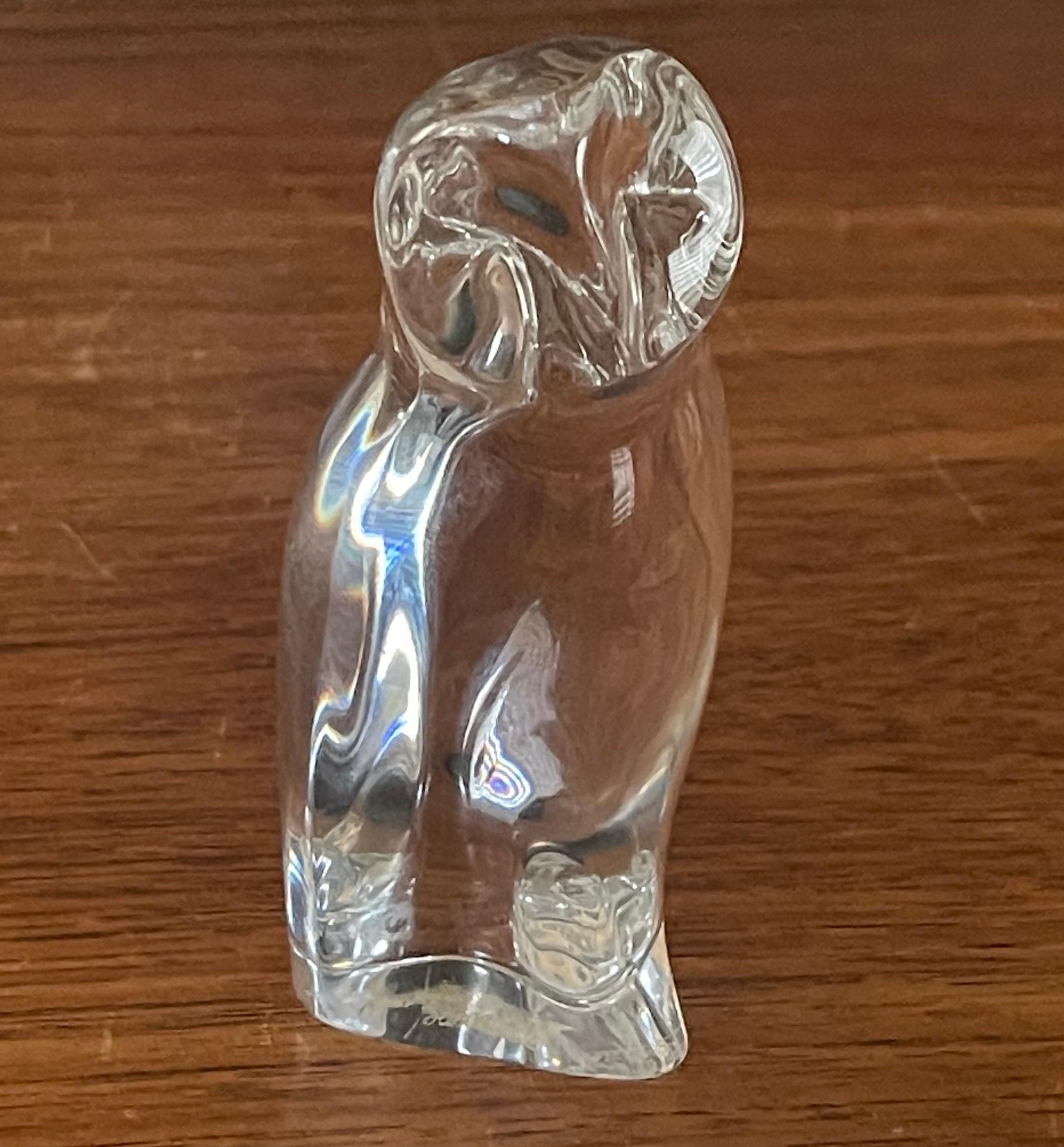 Gorgeous stylized crystal owl sculpture / paperweight by Baccarat, circa 1990s. The piece is in excellent condition with no visible imperfections and has great clarity. Signed on the underside, the piece measures 2