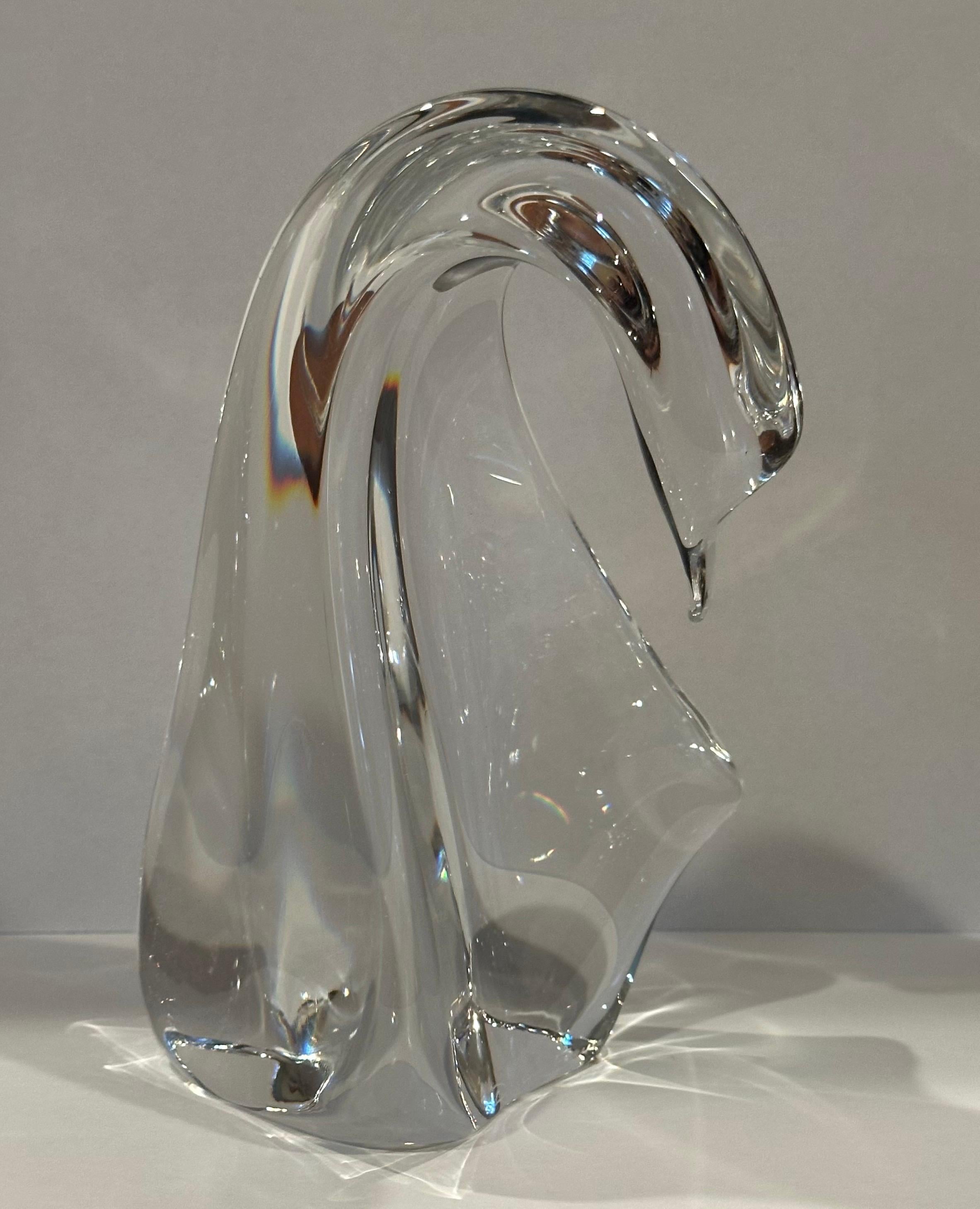 Sculpture de cygne en cristal stylisé par Daum France, vers les années 1980. La signature gravée indique 