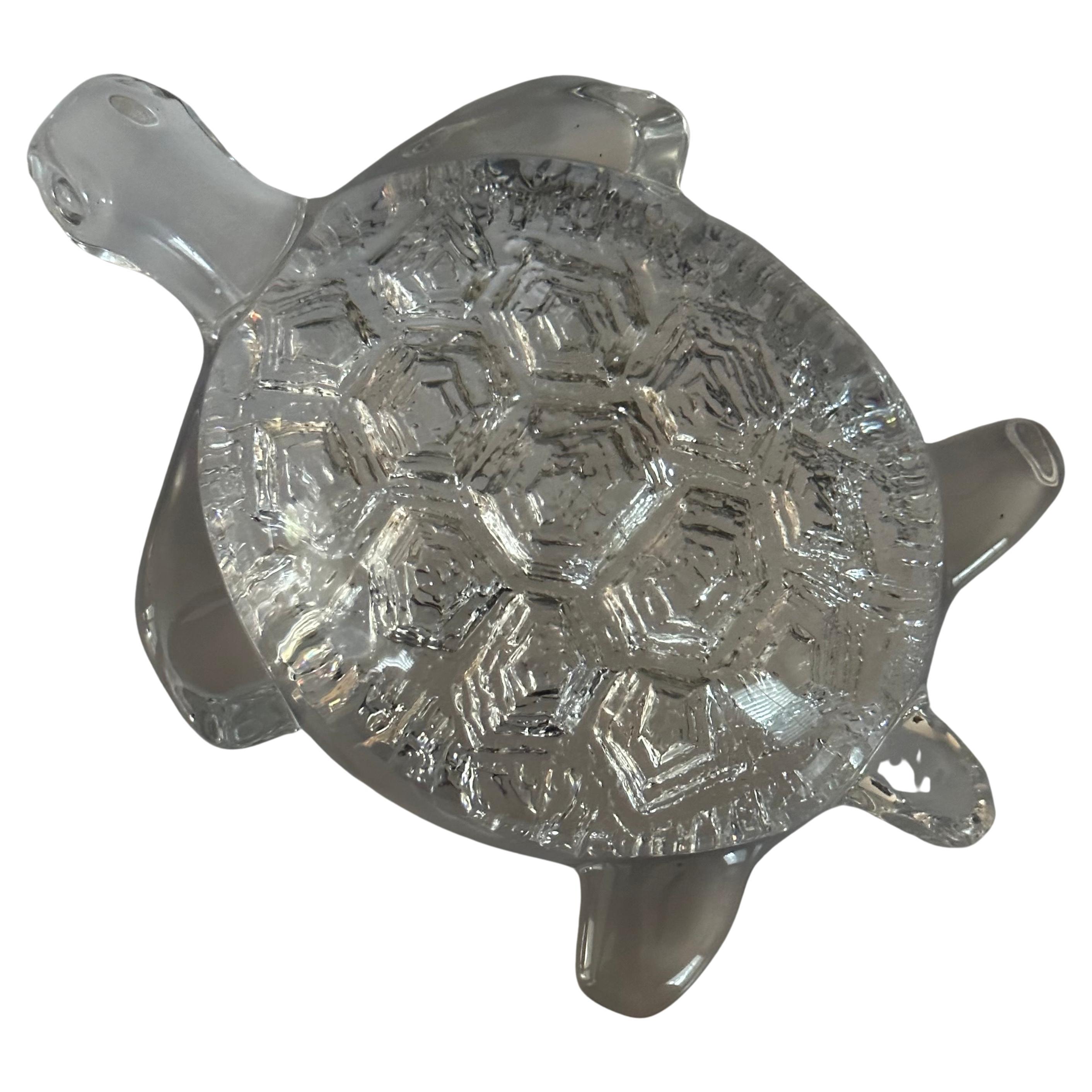 Stylized crystal turtle sculpture / paperweight by Daum France, circa 1980s. The sculpture is in very good condition with no chips or scratches and measures: 7.5