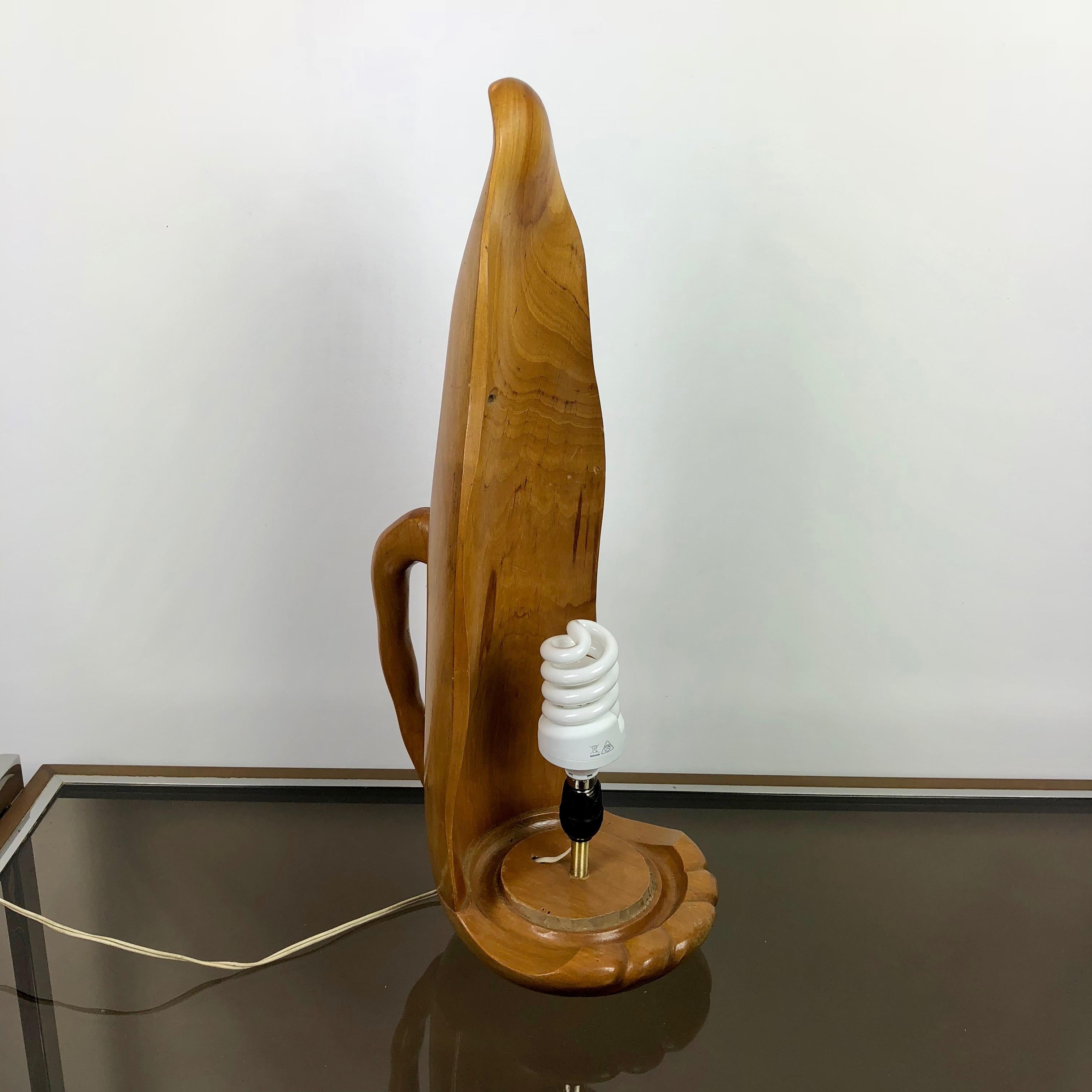 Lampe en forme de dauphin stylisée en gazon opalin et bois, Aldo Tura Macabo, Italie, années 1950 en vente 6