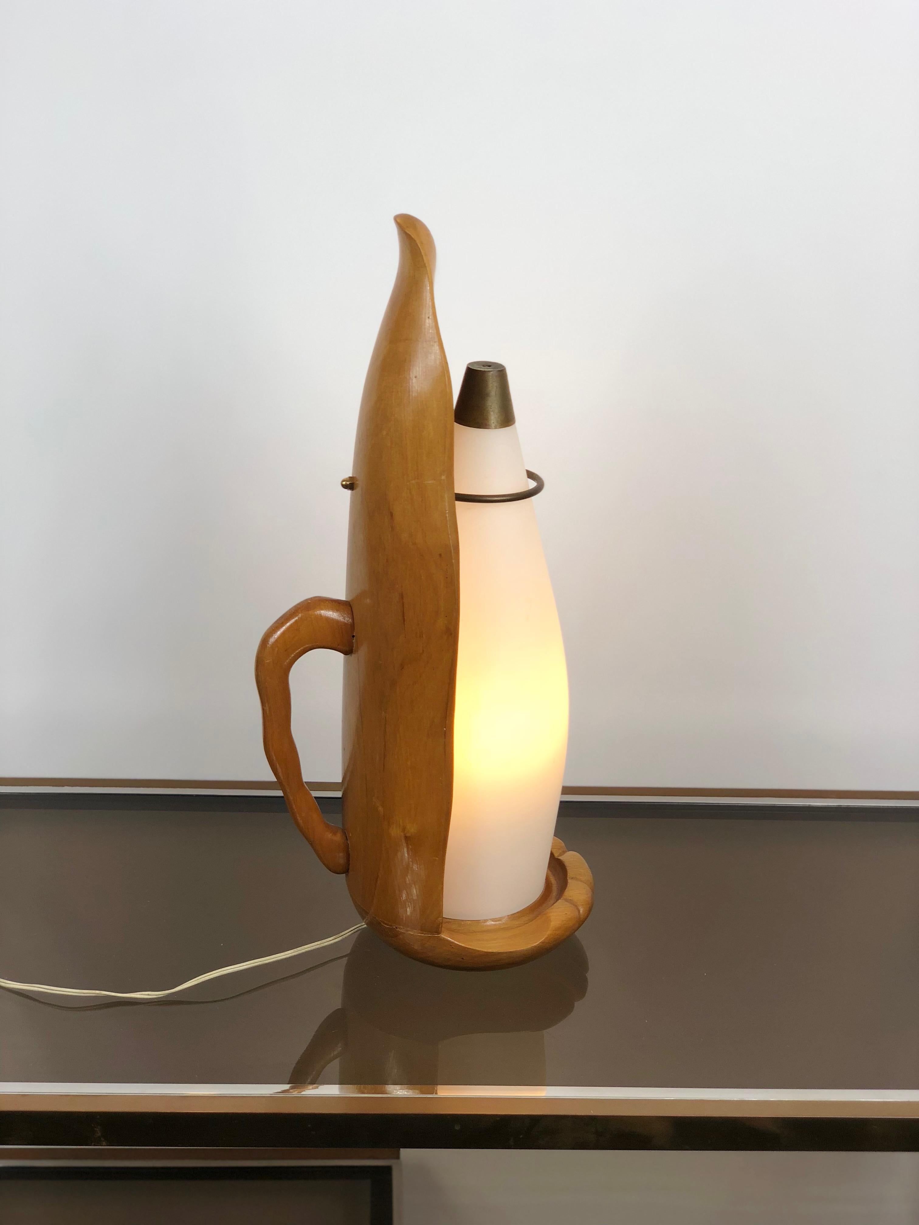 Cette lampe dauphin particulière et sophistiquée réalisée par Aldo Tura est très probablement une lampe protoype unique. Les lampes d'Aldo Tura ont été fabriquées en petites séries, et les détails et le niveau de sophistication de la sculpture de