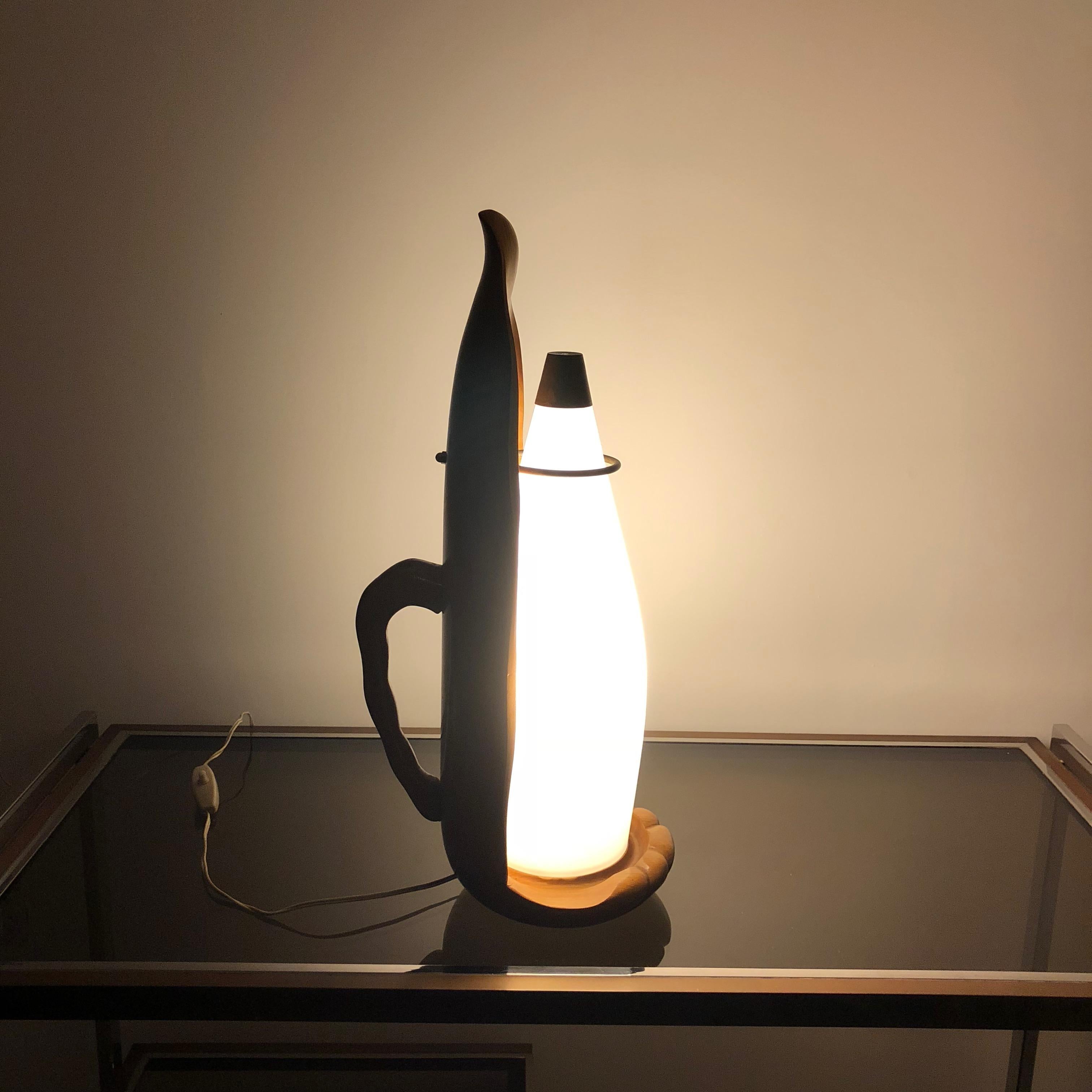italien Lampe en forme de dauphin stylisée en gazon opalin et bois, Aldo Tura Macabo, Italie, années 1950 en vente