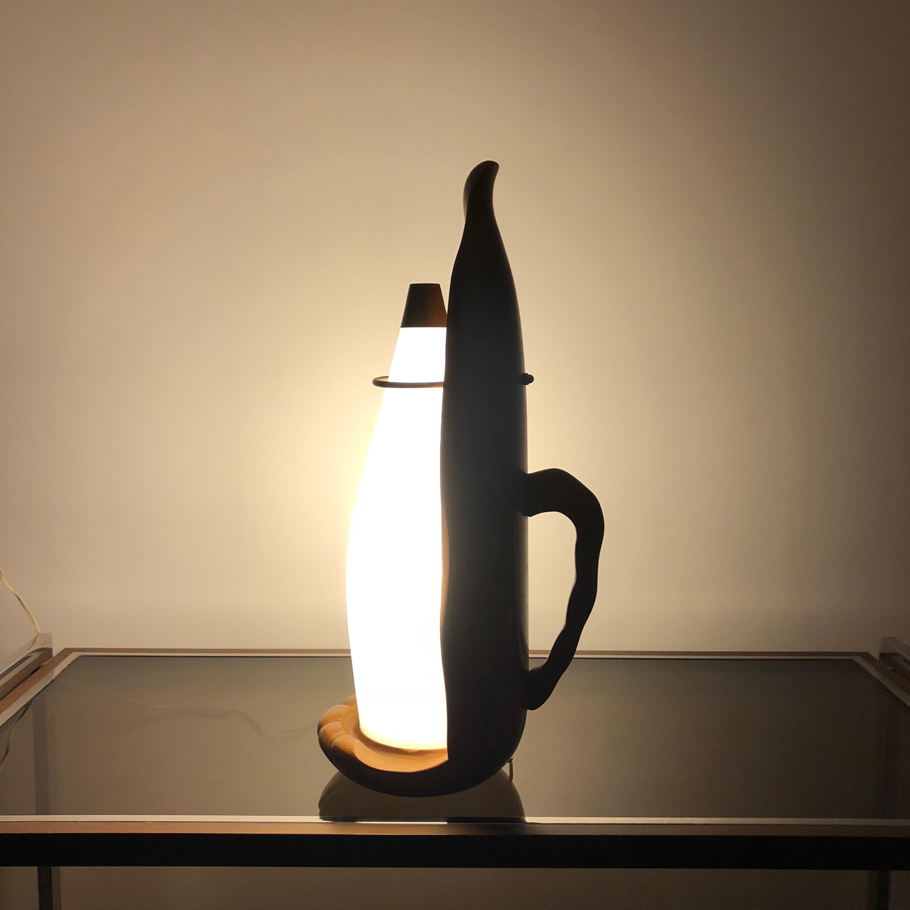 Lampe en forme de dauphin stylisée en gazon opalin et bois, Aldo Tura Macabo, Italie, années 1950 Bon état - En vente à Rome, IT