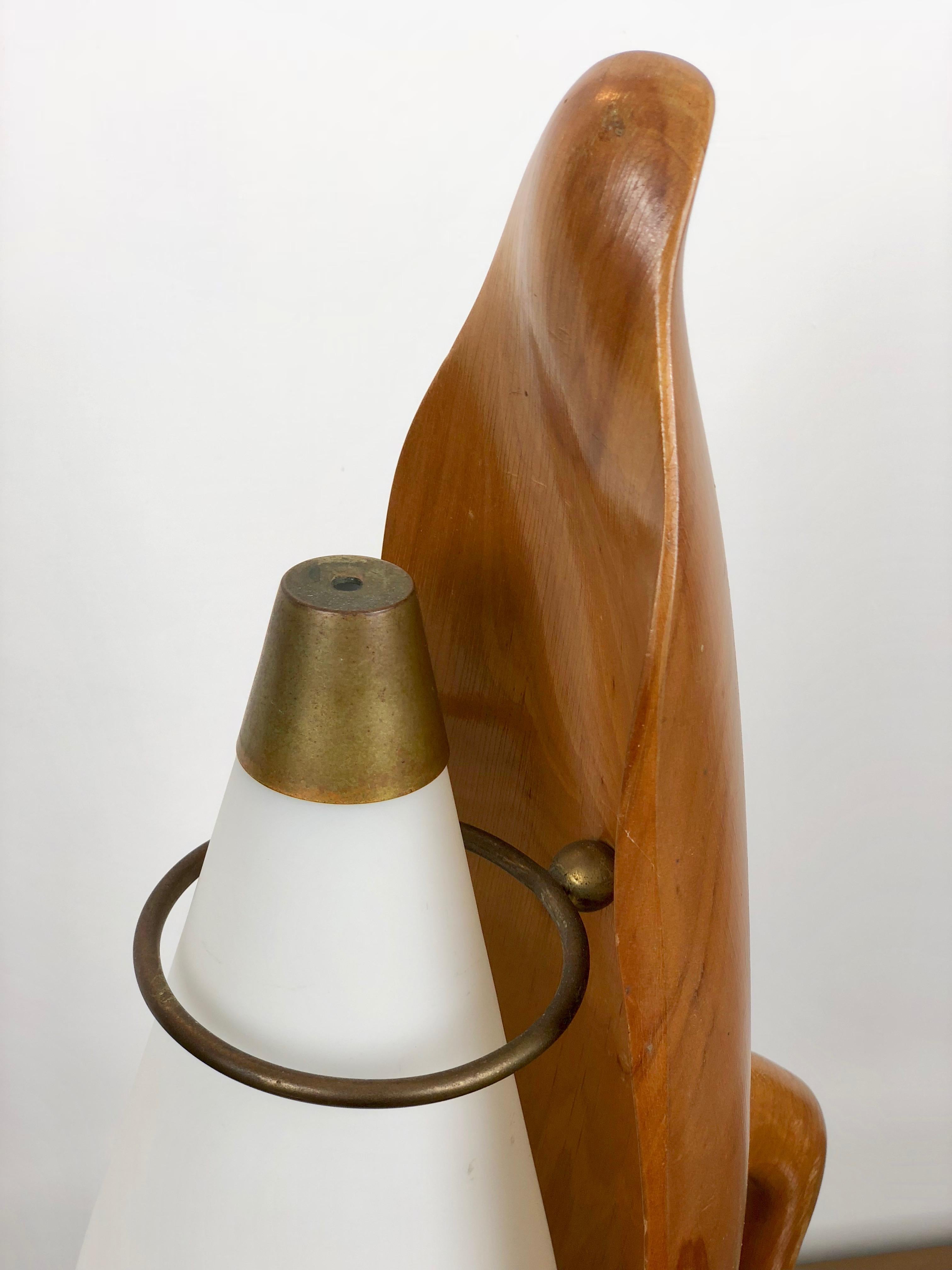 Lampe en forme de dauphin stylisée en gazon opalin et bois, Aldo Tura Macabo, Italie, années 1950 en vente 2