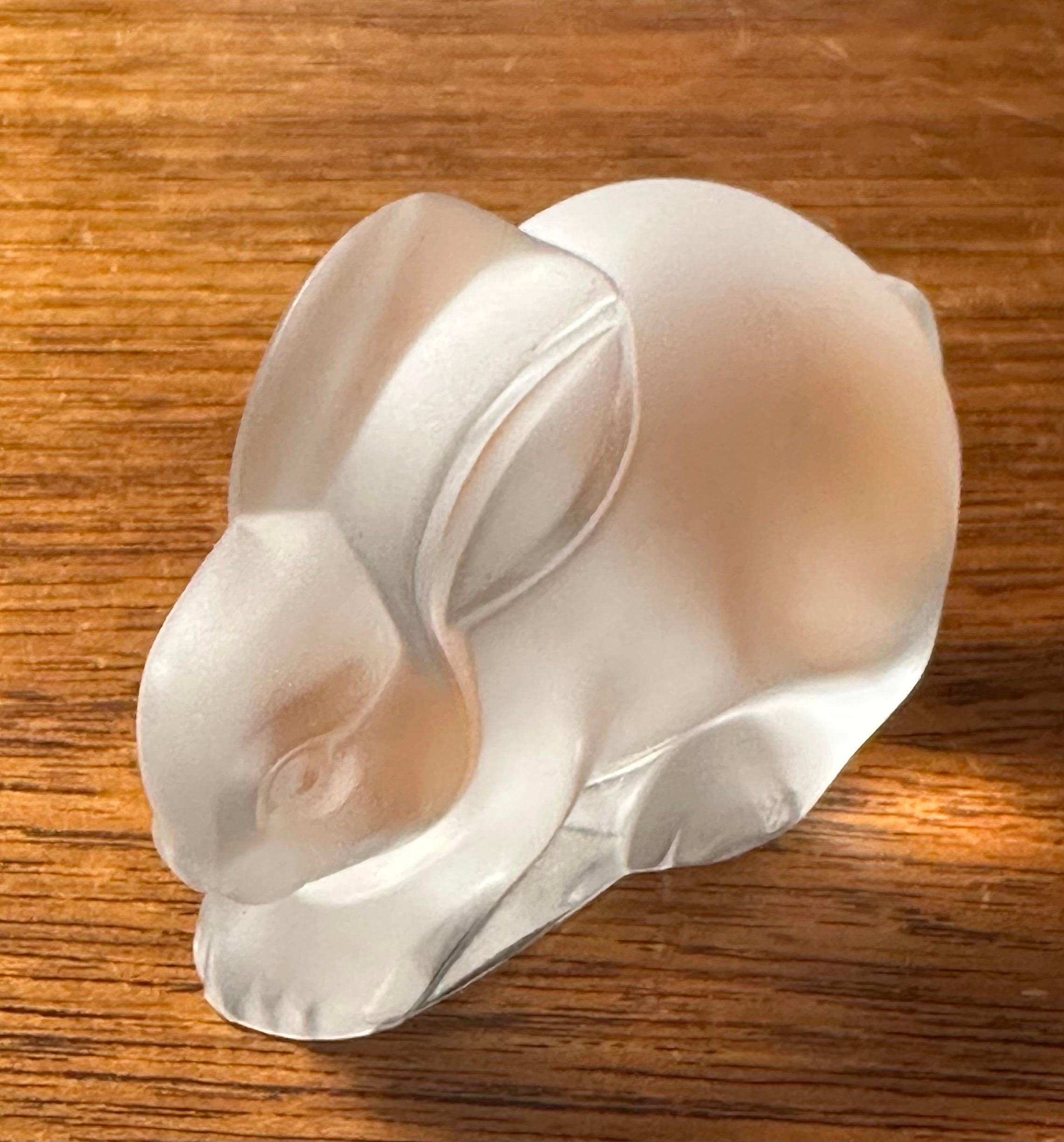 Escultura / Pisapapeles de Cristal Esmerilado Estilizado Conejo de Lalique en venta 6