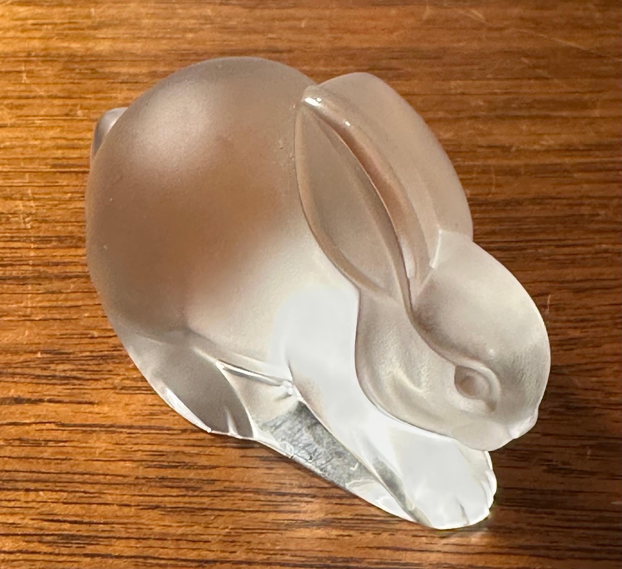 Escultura / Pisapapeles de Cristal Esmerilado Estilizado Conejo de Lalique Francés en venta