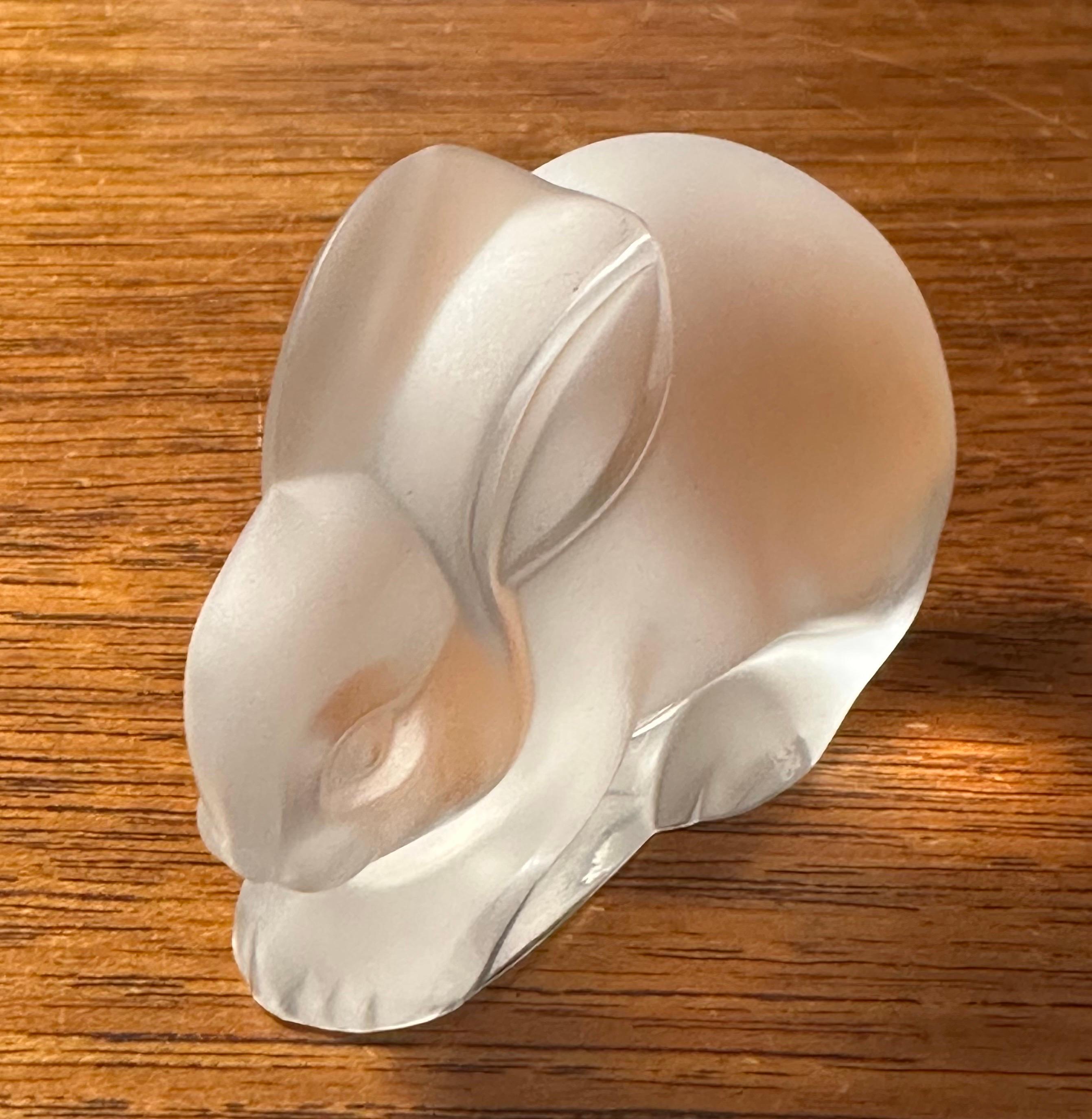 Escultura / Pisapapeles de Cristal Esmerilado Estilizado Conejo de Lalique Escarchado en venta