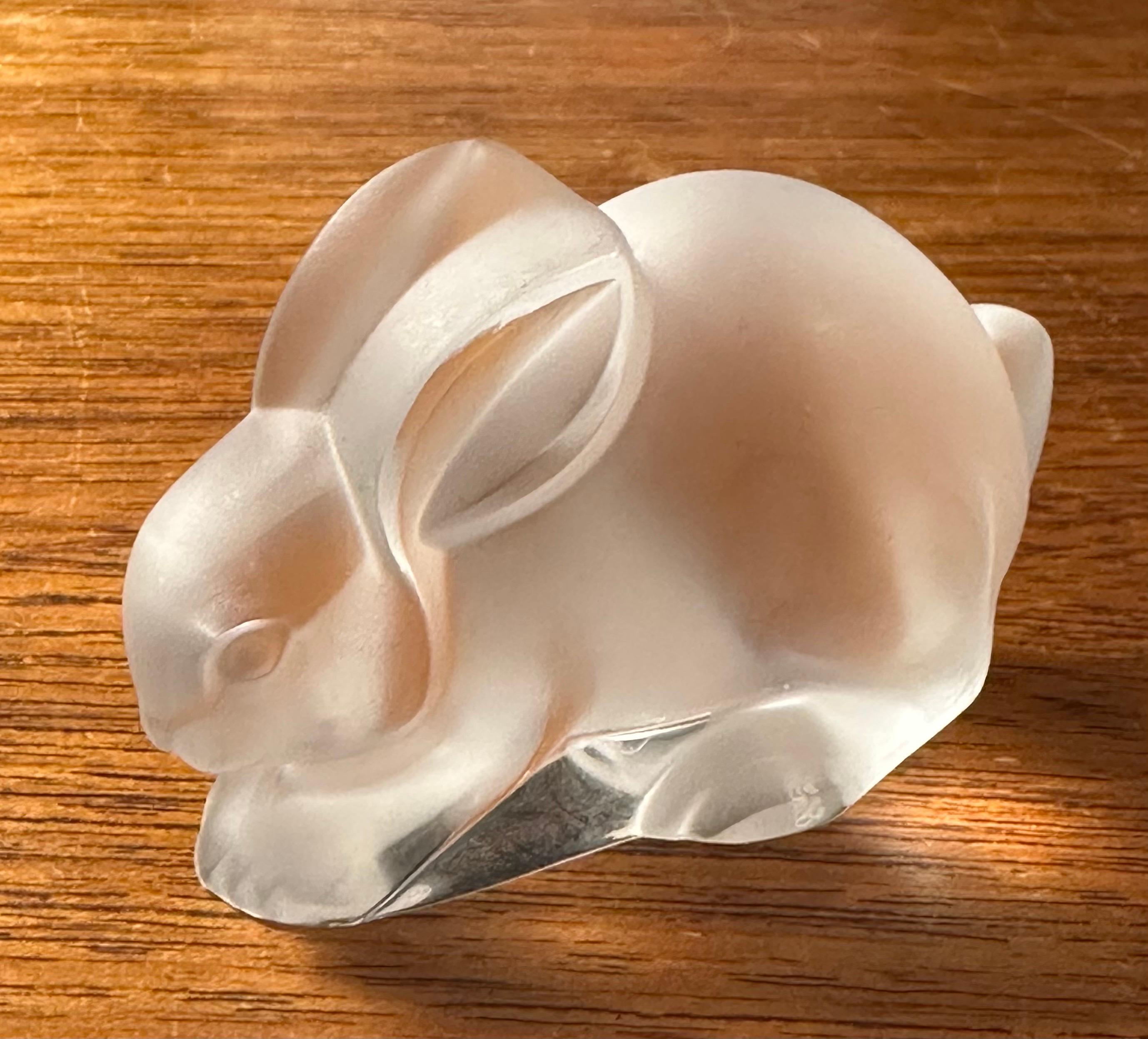 Escultura / Pisapapeles de Cristal Esmerilado Estilizado Conejo de Lalique siglo XX en venta