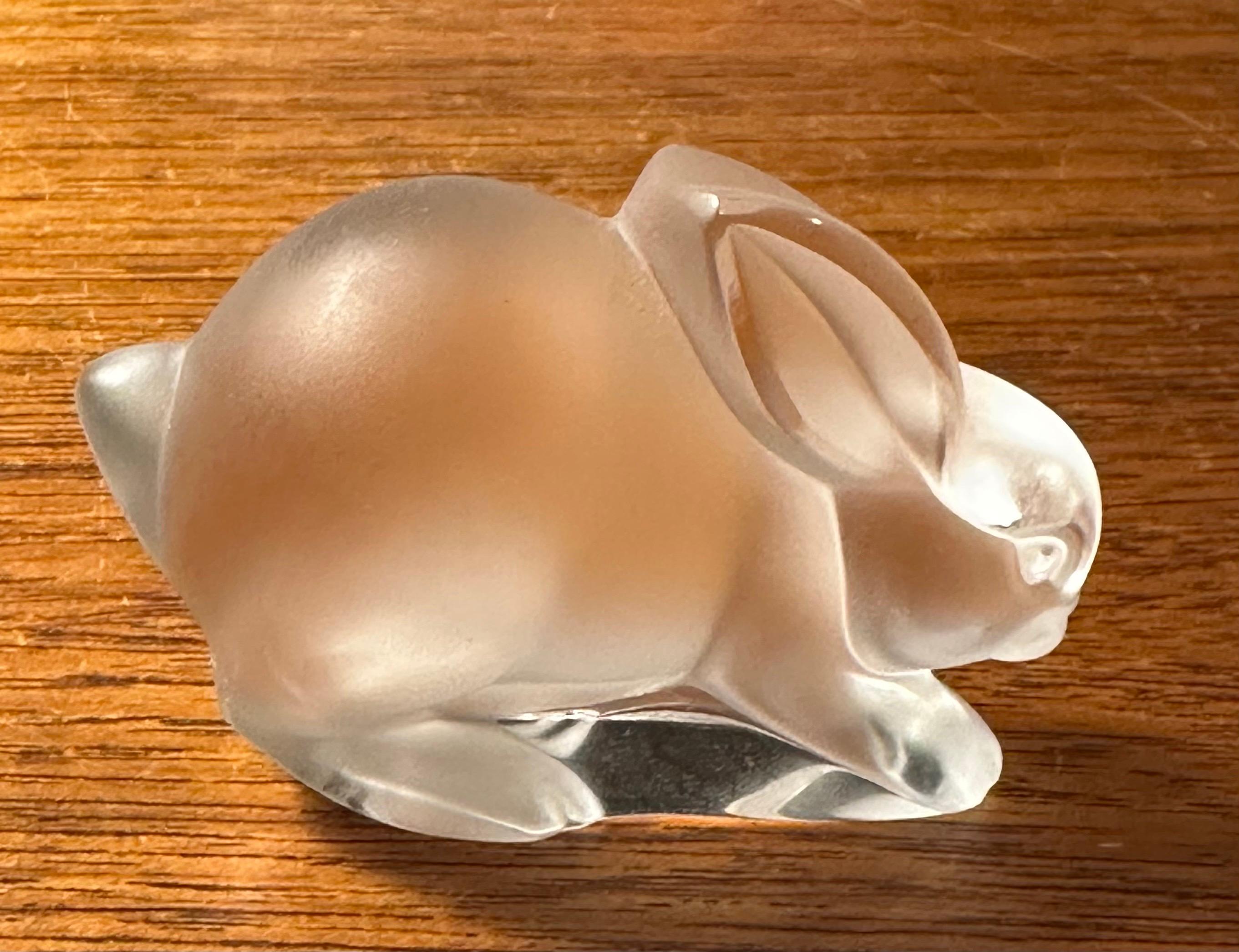Escultura / Pisapapeles de Cristal Esmerilado Estilizado Conejo de Lalique en venta 1