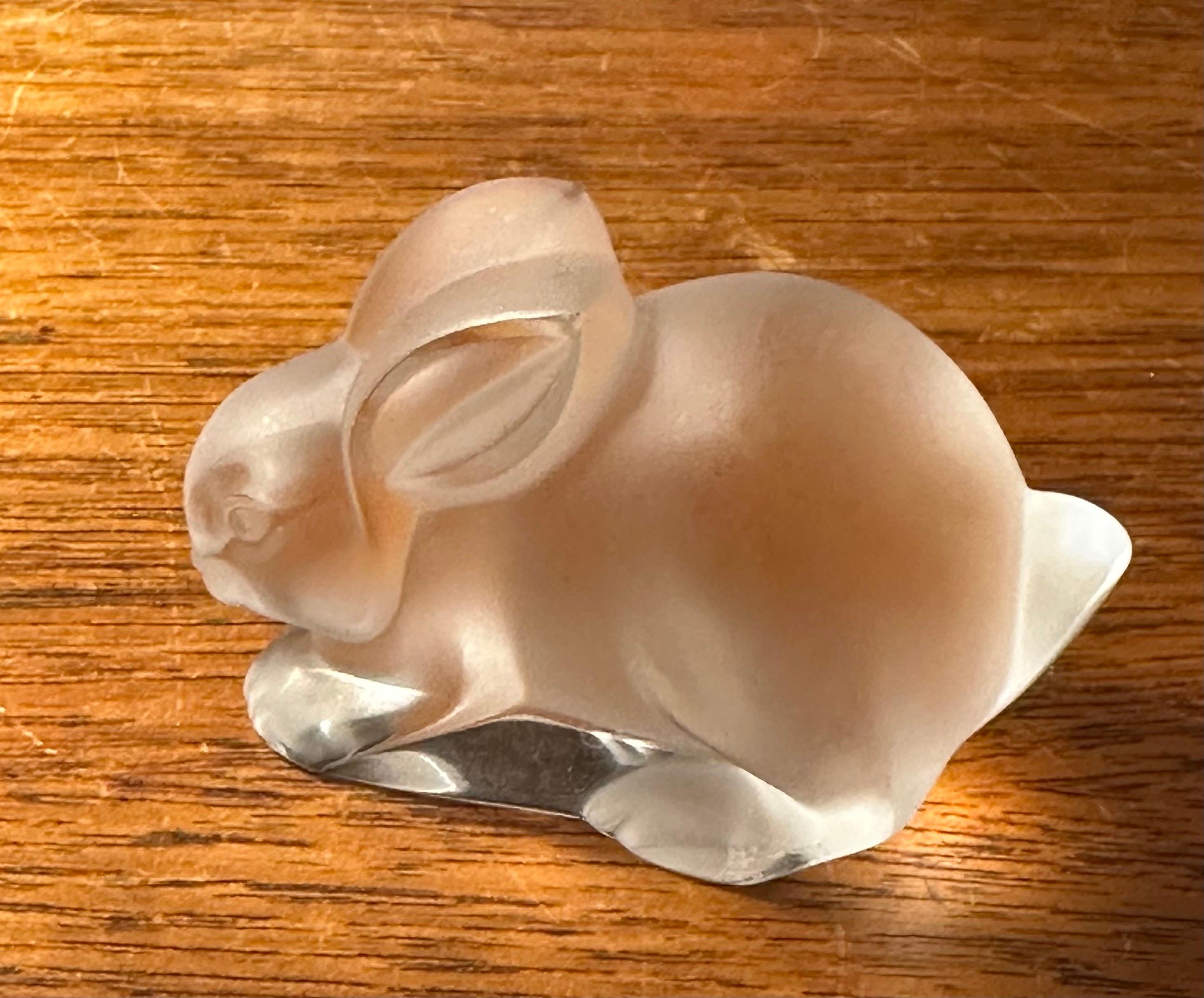 Escultura / Pisapapeles de Cristal Esmerilado Estilizado Conejo de Lalique en venta 3