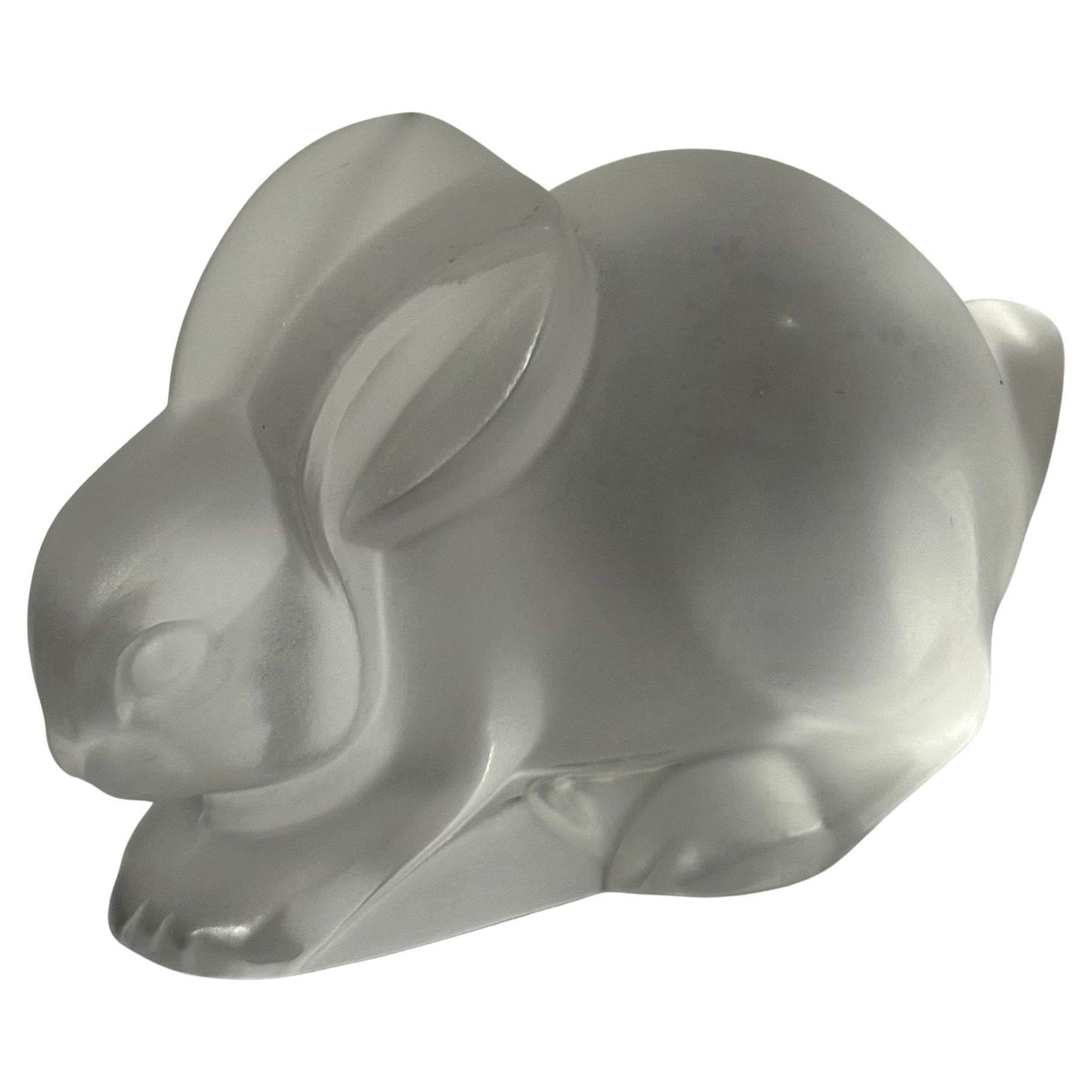 Escultura / Pisapapeles de Cristal Esmerilado Estilizado Conejo de Lalique en venta
