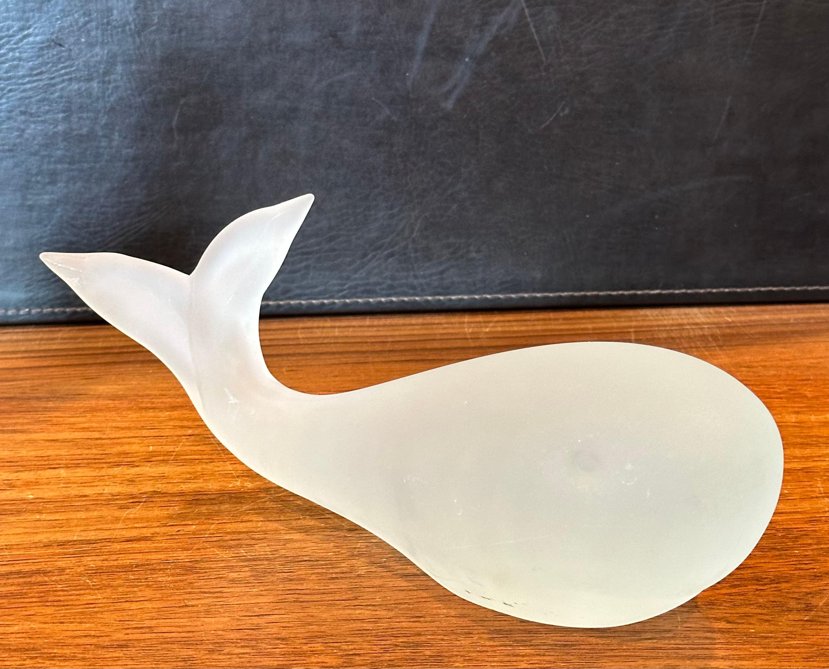 Escultura Ballena de Cristal Esmerilado Estilizado by Cristales de Murano Moderno de mediados de siglo en venta