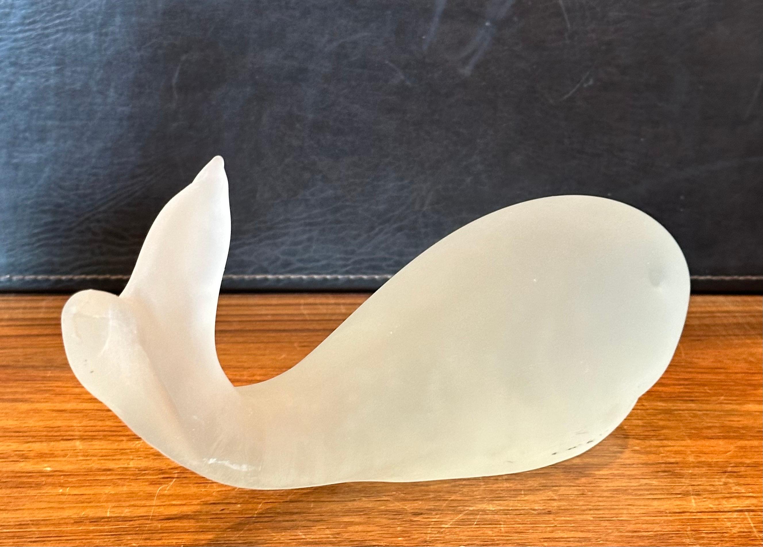 Escultura Ballena de Cristal Esmerilado Estilizado by Cristales de Murano Mexicano en venta