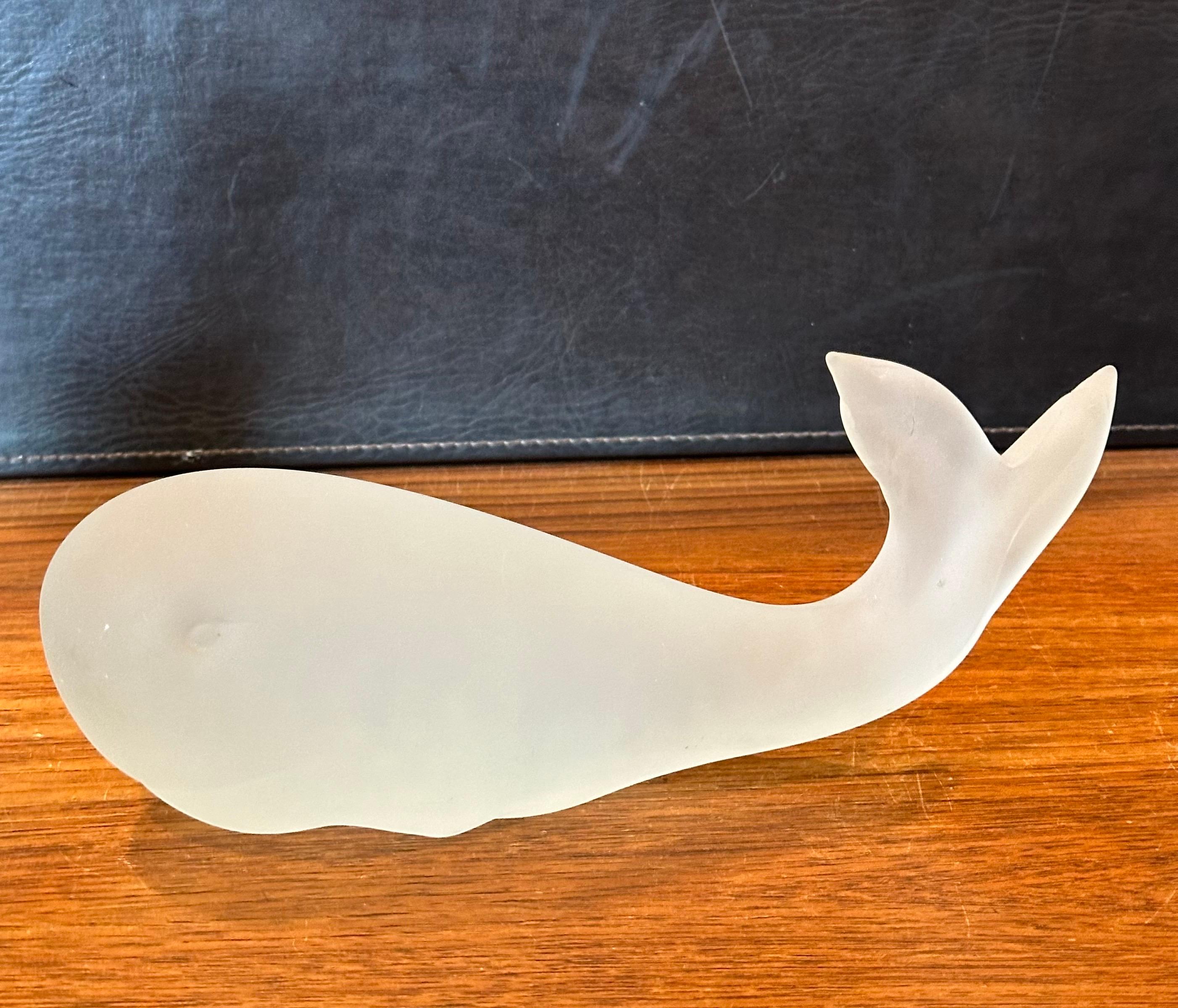Escultura Ballena de Cristal Esmerilado Estilizado by Cristales de Murano siglo XX en venta