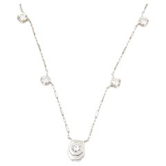 Collana geometrica stilizzata in oro bianco con diamanti a metro