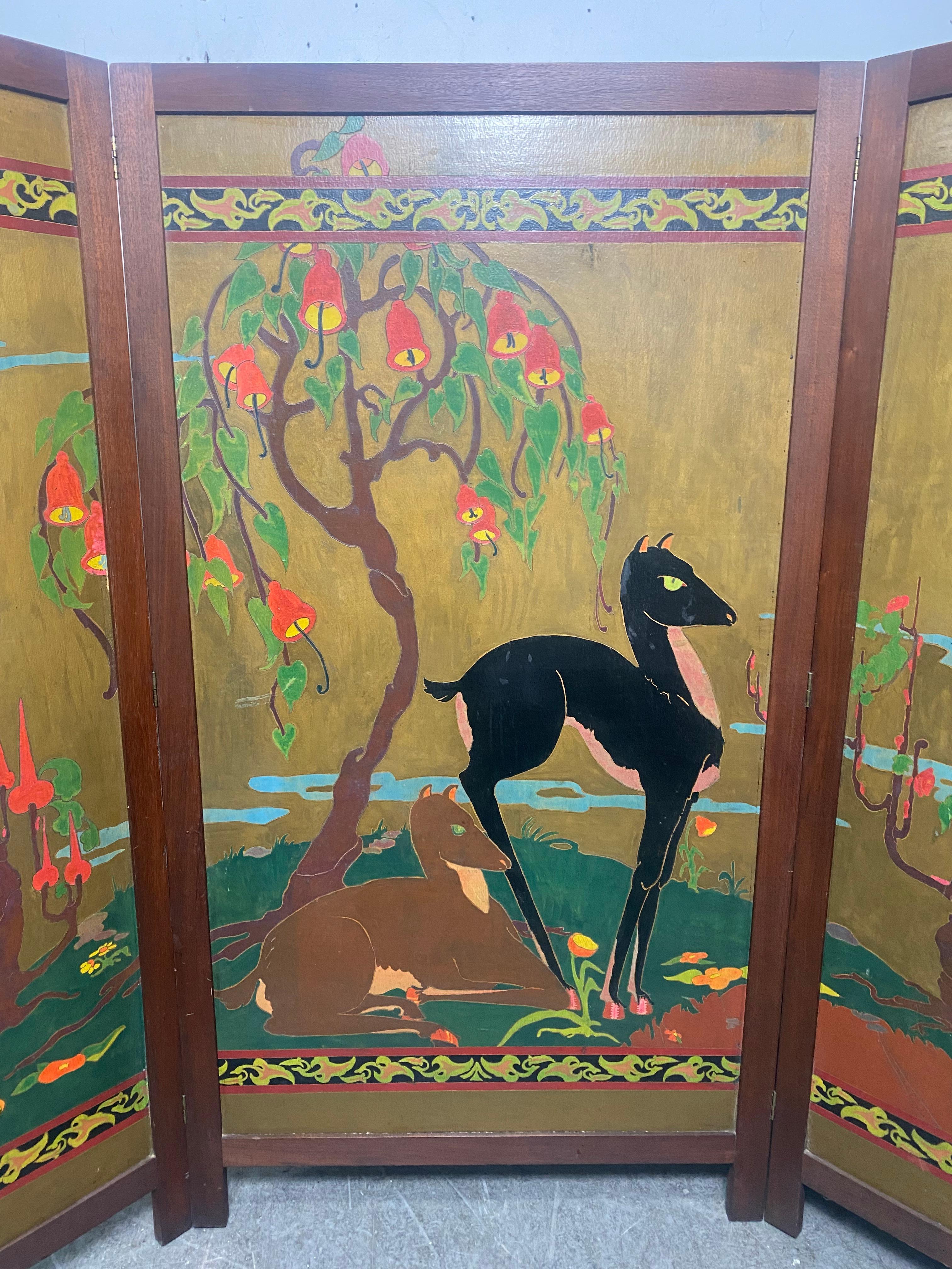 Stilisierter handgemalter Art Deco Paravent / Raumteiler signiert Marian B. Jeffries um 1928. Erstaunliche Farben. Charmantes Motiv. Bestehend aus drei Eiche gerahmt Panels, Mitte Messung 33 