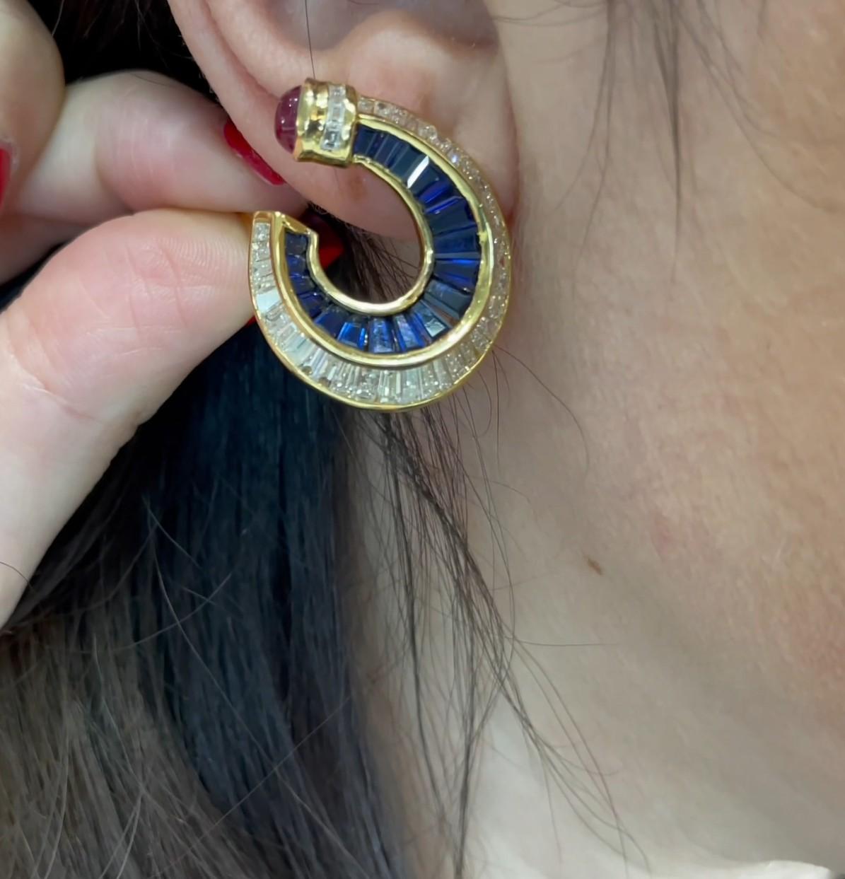 Boucles d'oreilles clips en or jaune 18k rubis saphir et diamant en forme de fer à cheval stylisé en vente 5