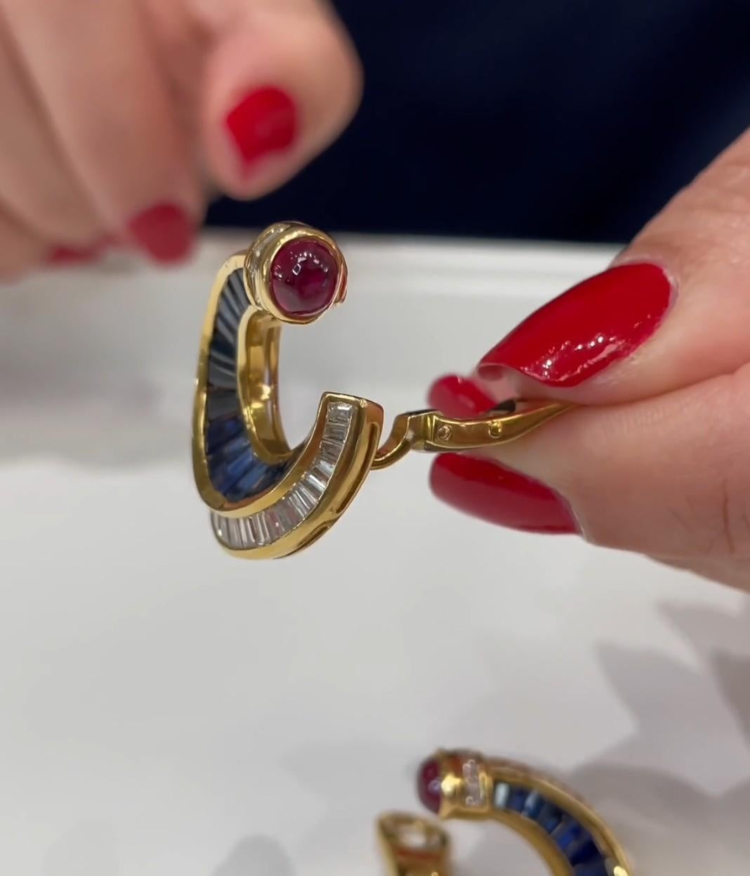 Boucles d'oreilles clips en or jaune 18k rubis saphir et diamant en forme de fer à cheval stylisé en vente 2