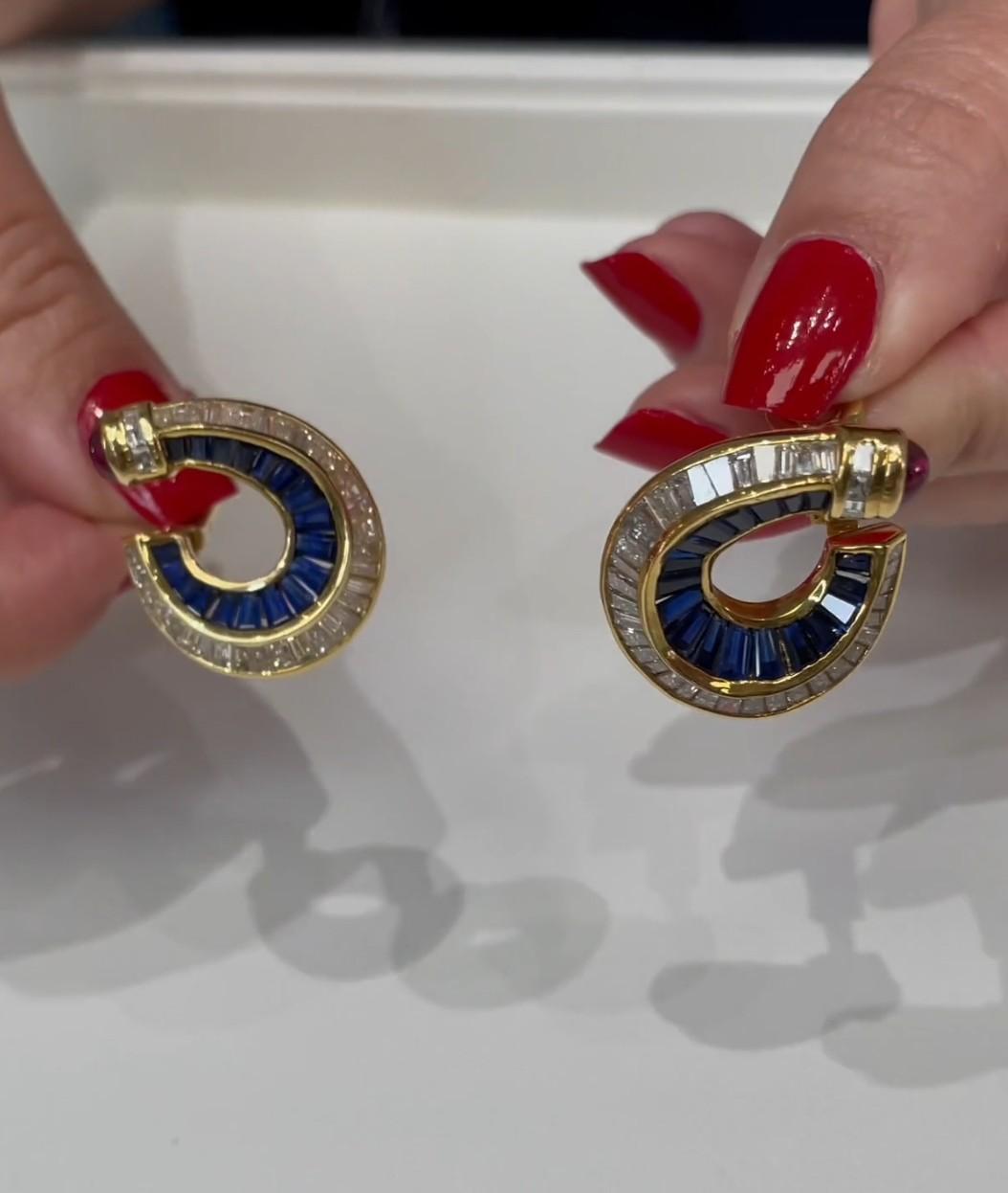 Boucles d'oreilles clips en or jaune 18k rubis saphir et diamant en forme de fer à cheval stylisé en vente 3