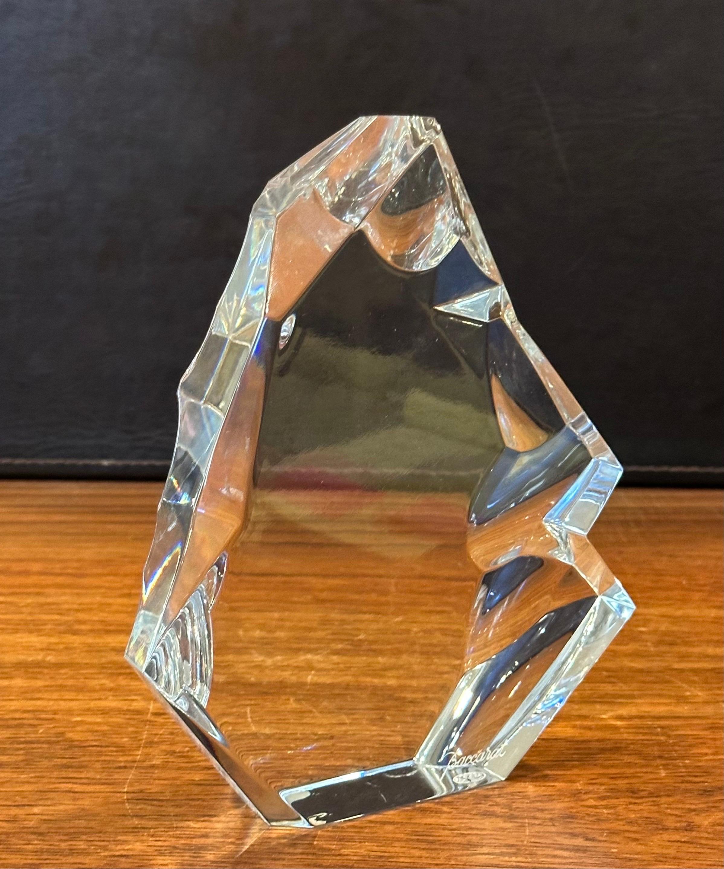Magnifique sculpture d'iceberg stylisé / presse-papier de Baccarat, vers les années 1990. La pièce est en excellent état, sans imperfections visibles, et présente une grande clarté. Signée sur le côté, la pièce mesure 6.25 
