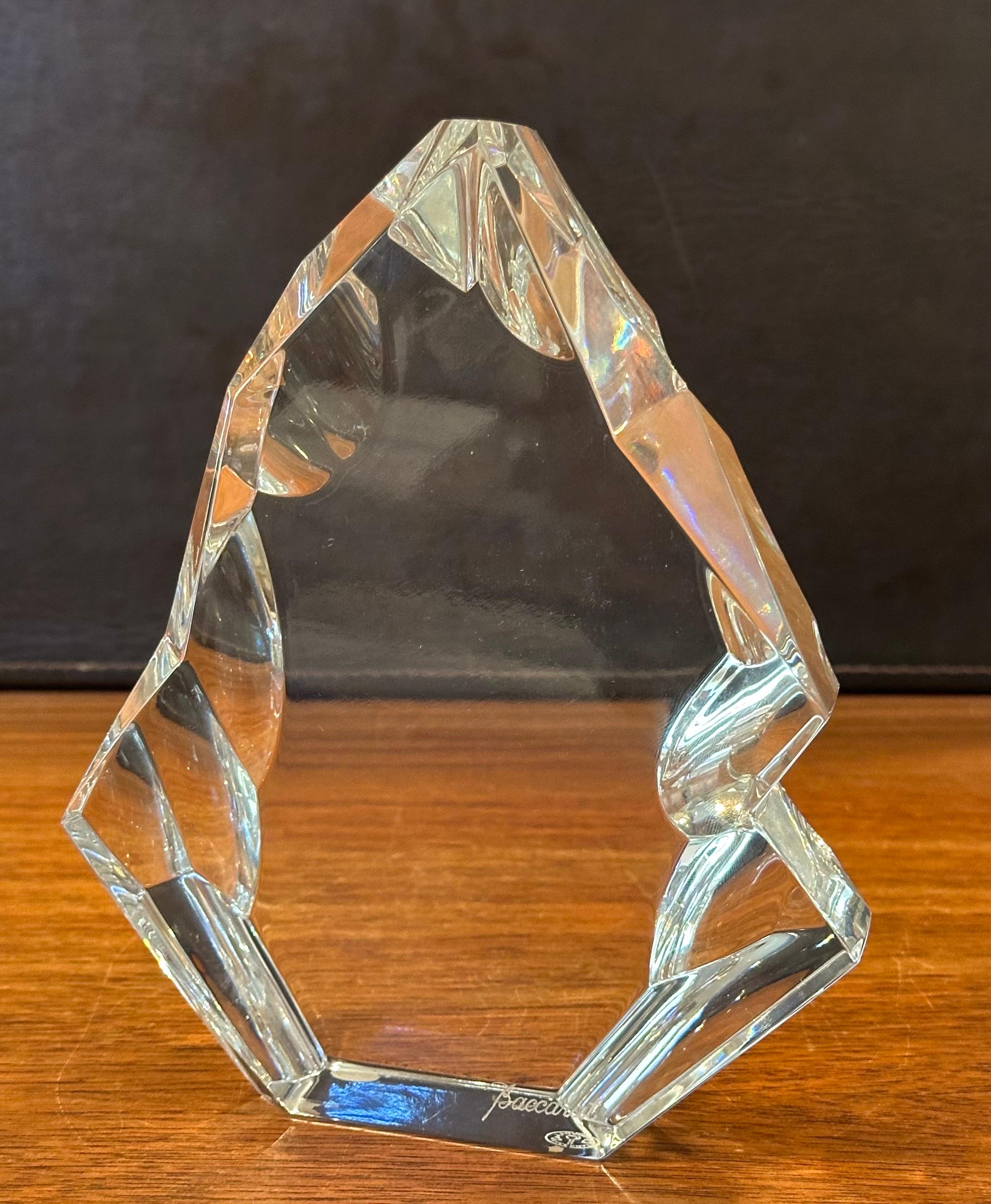 Français Sculpture / presse-papier en forme d'iceberg stylisé par Baccarat en vente