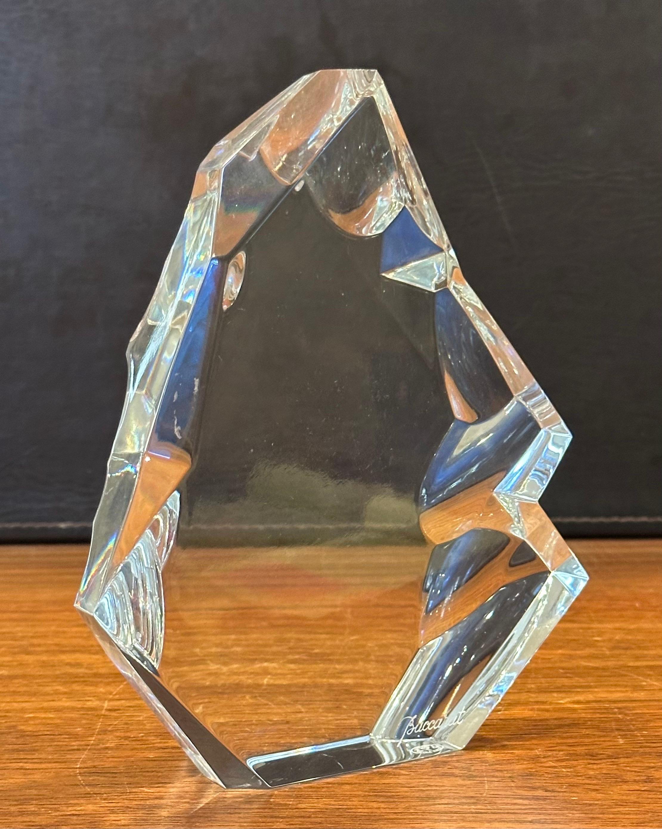 Cristal Sculpture / presse-papier en forme d'iceberg stylisé par Baccarat en vente