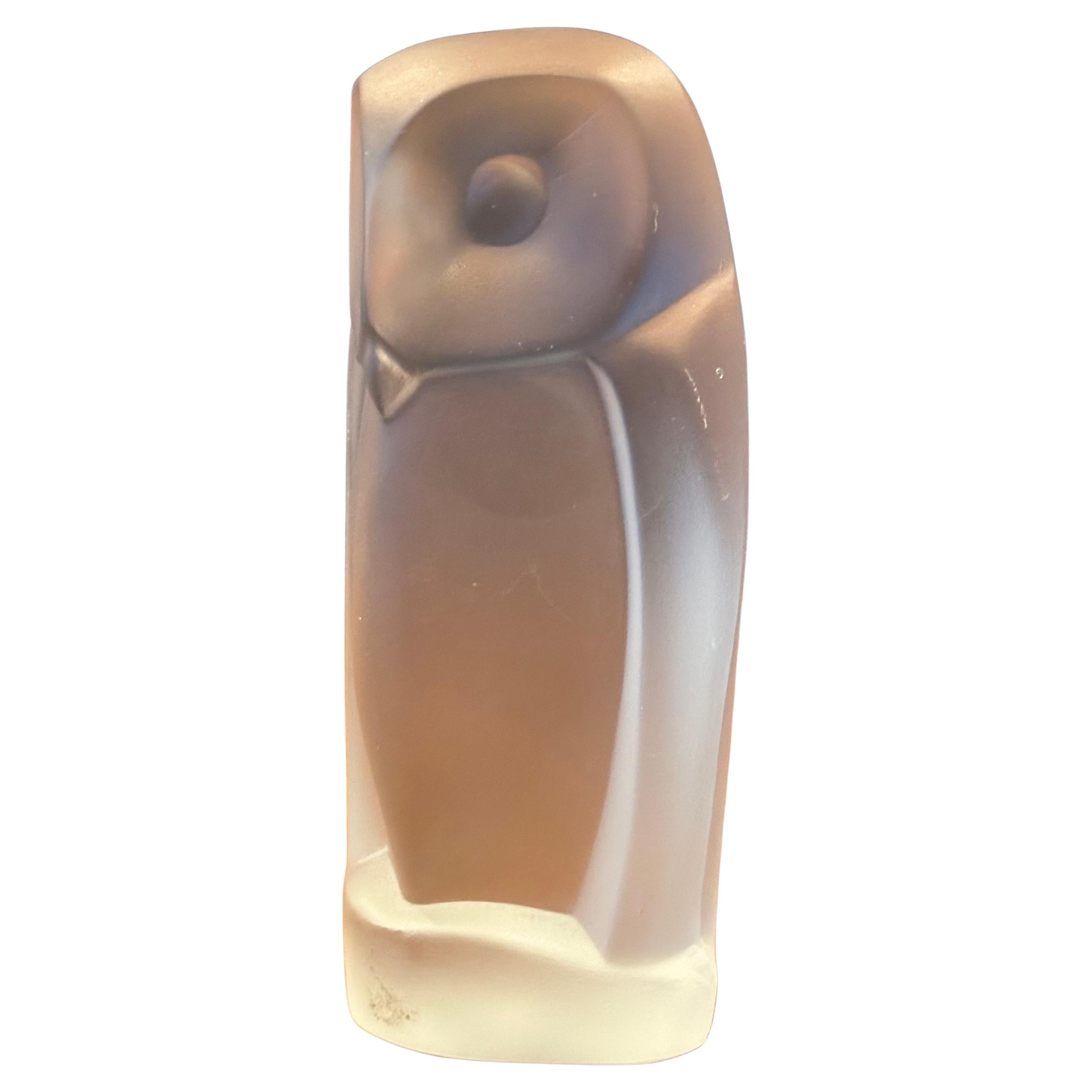 Preciosa escultura estilizada de búho de cristal satinado MCM de H.M. Laupman para Glasfabriek Leerdam, hacia la década de 1970. La pieza está en muy buen estado vintage sin astillas ni grietas  y mide 3
