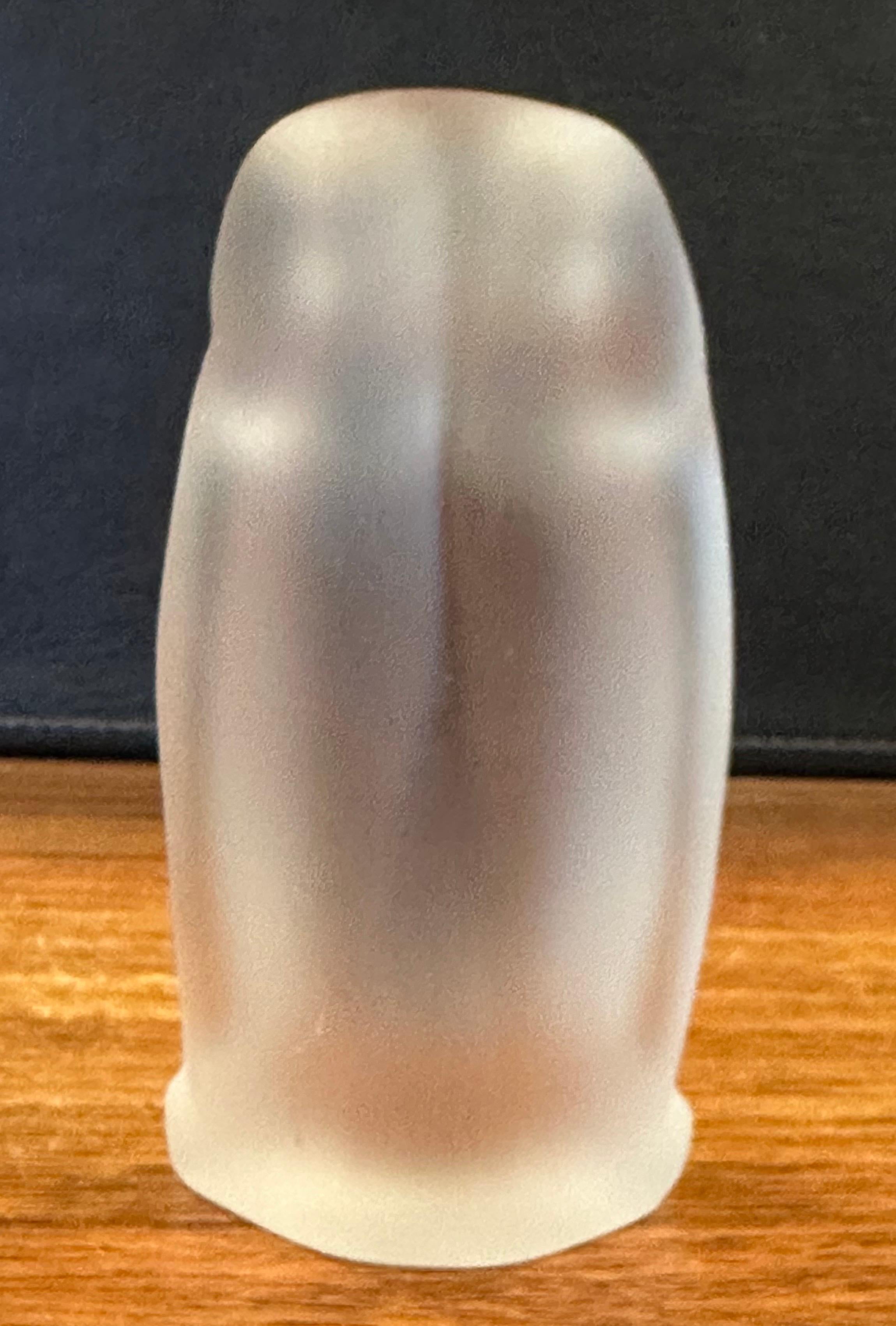 Escultura estilizada MCM Búho de cristal satinado de H.M. Laupman para Glasfabriek Leerdam Cristal en venta
