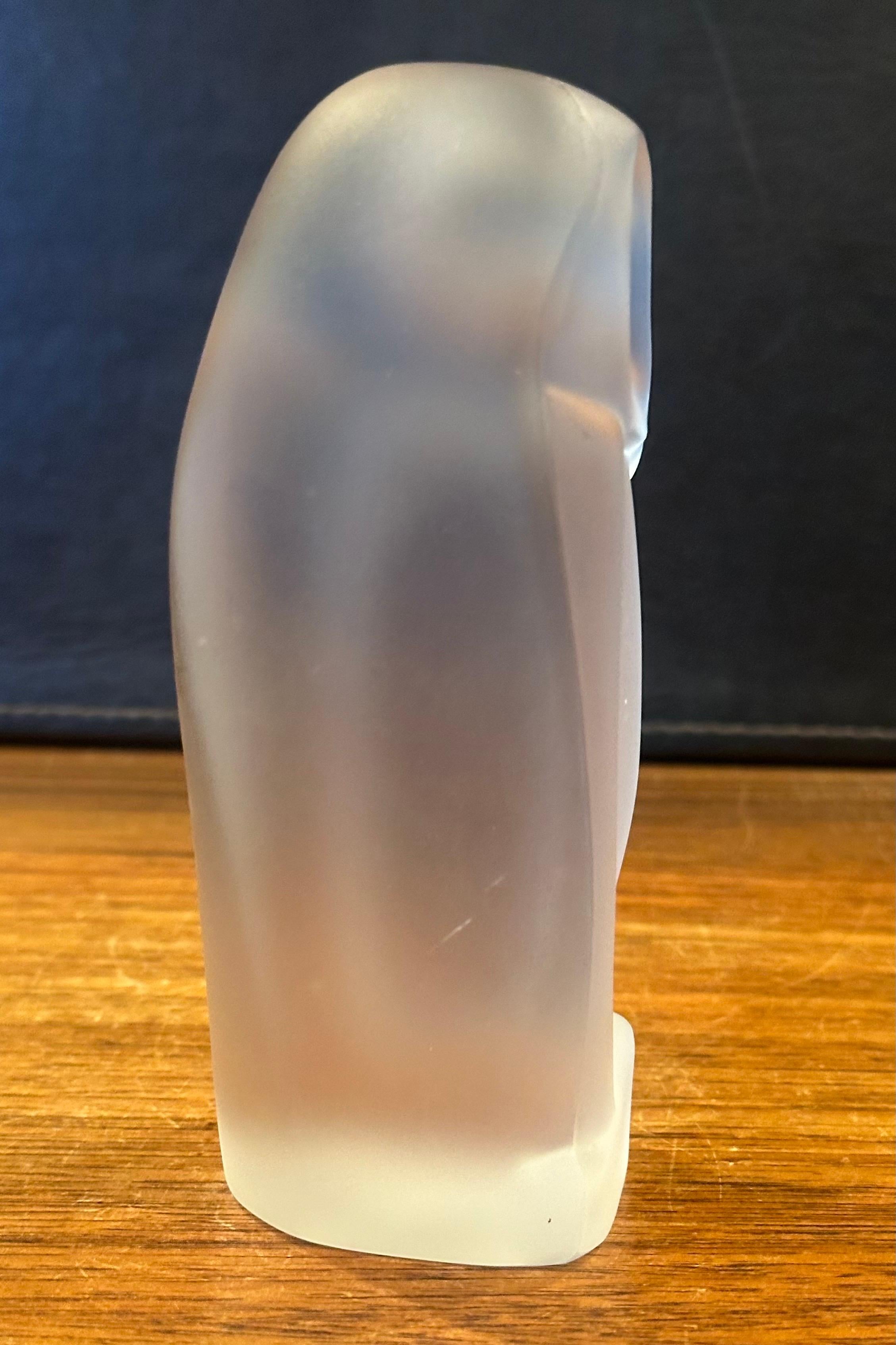Escultura estilizada MCM Búho de cristal satinado de H.M. Laupman para Glasfabriek Leerdam en venta 1