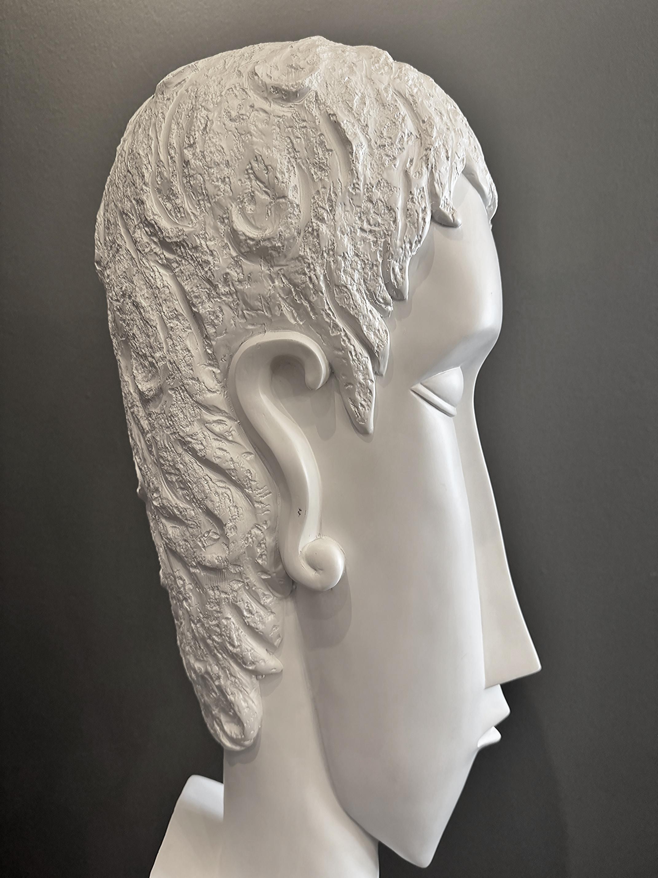 Moderno Scultura di testa astratta stilizzata in fibra di vetro ispirata a Modigliani in vendita