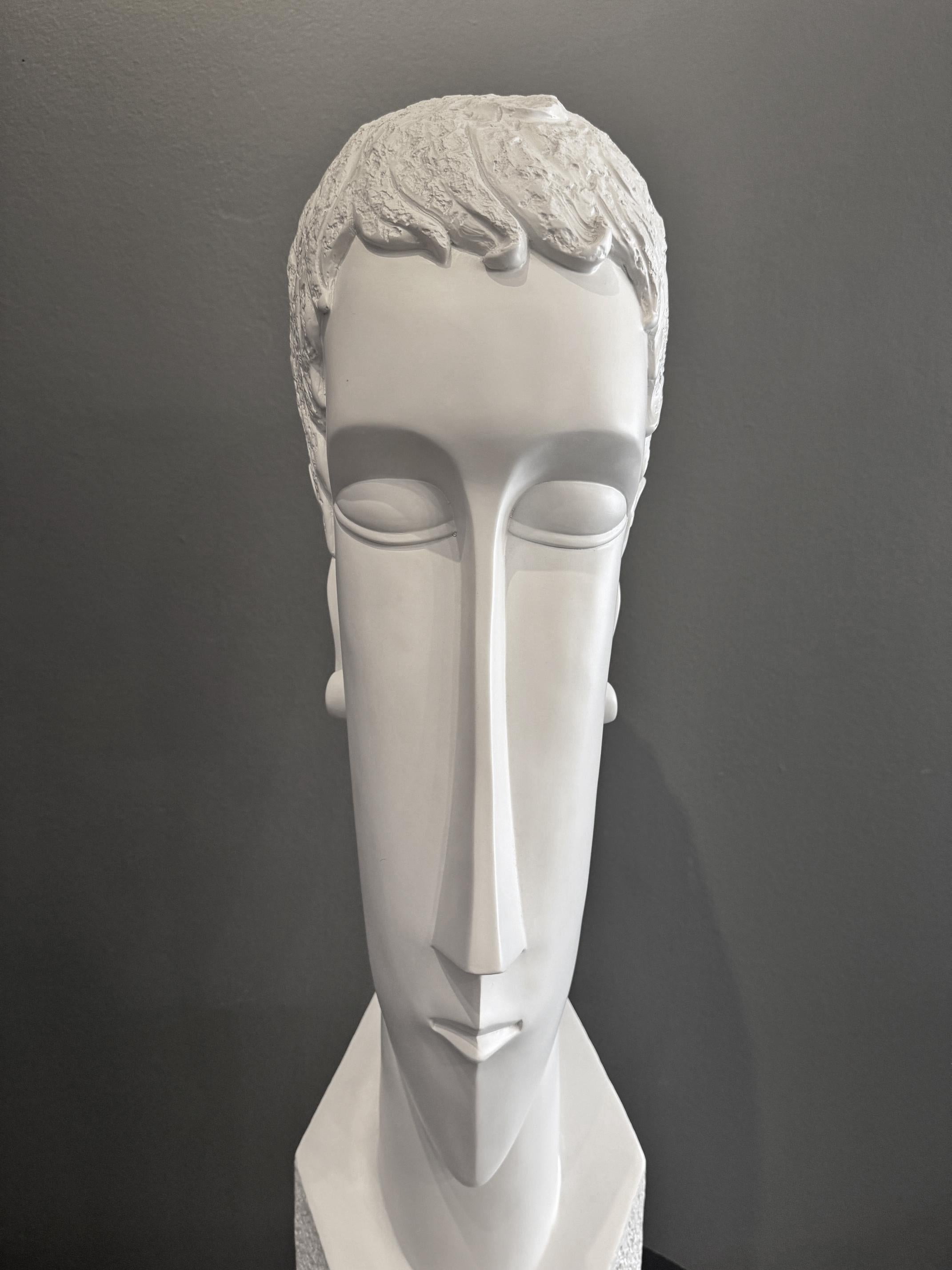 Vetroresina Scultura di testa astratta stilizzata in fibra di vetro ispirata a Modigliani in vendita