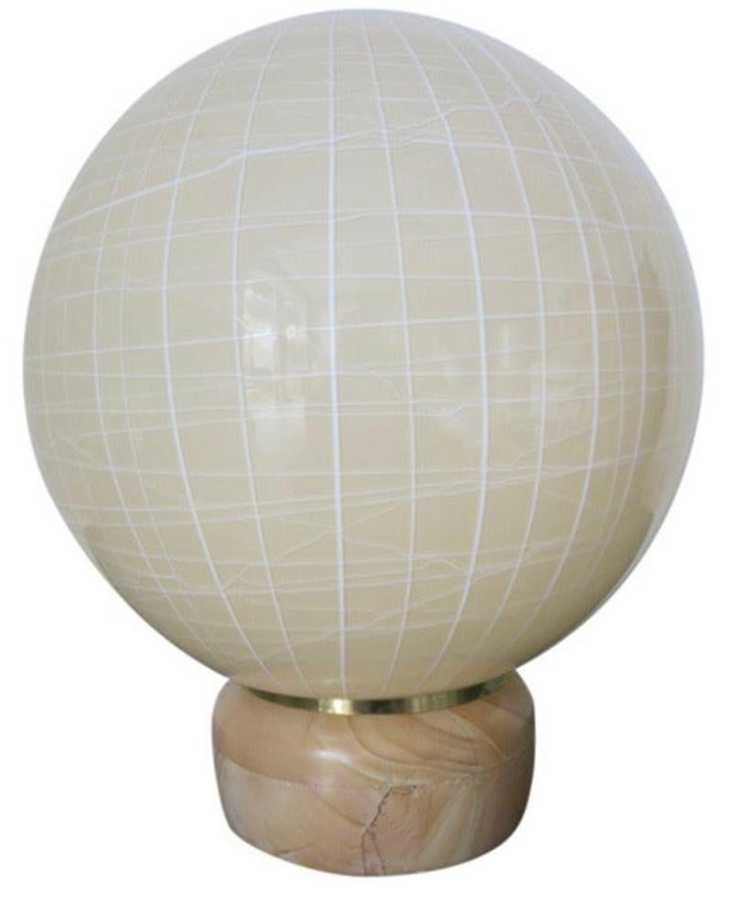 Paire de lampes globe Venini stylisées avec base en marbre. Le globe est entouré d'une fine bordure de laiton qui repose sur la base. Diamètre à la base 9