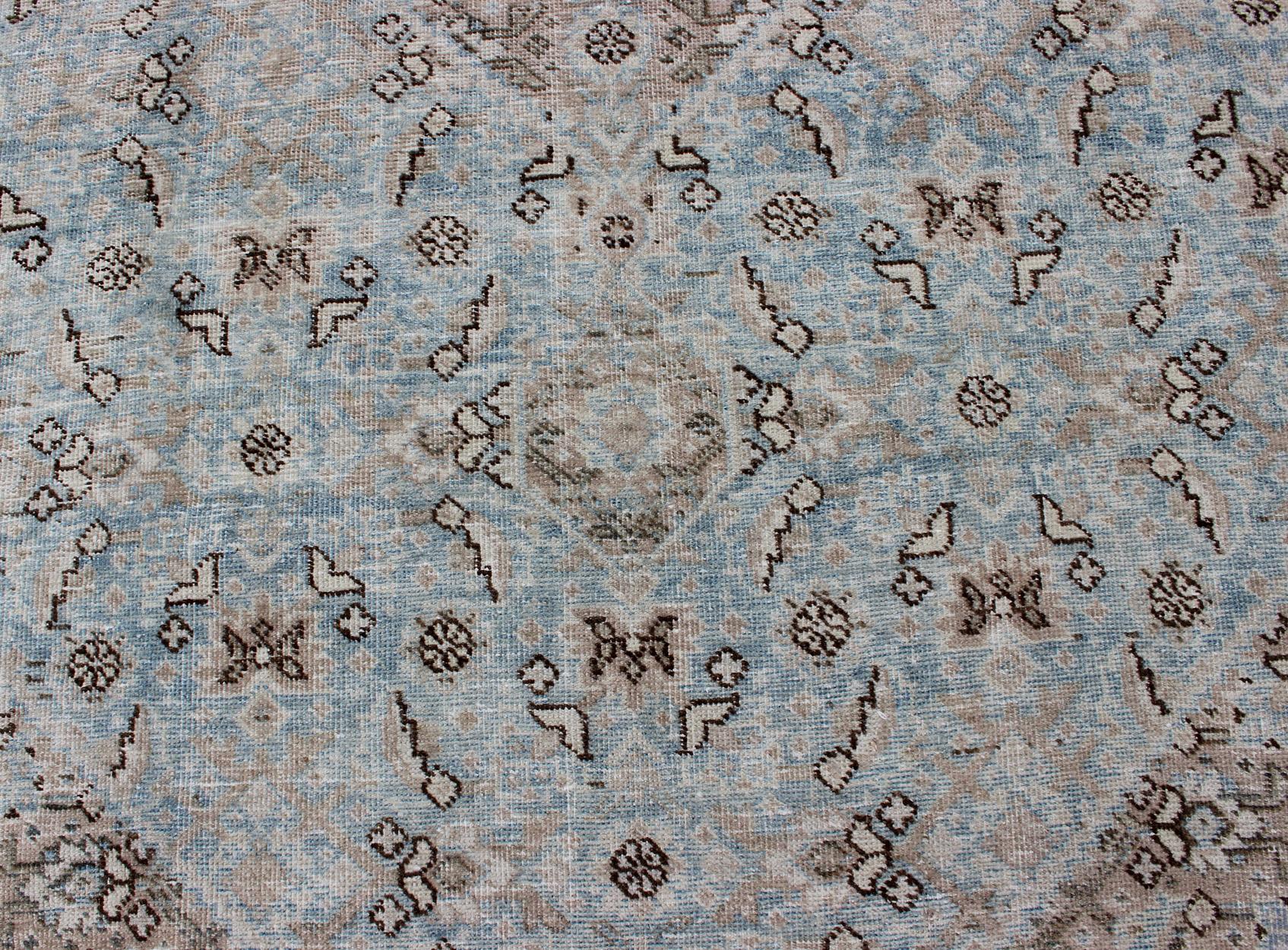 Tapis persan ancien stylisé de Tabriz avec motif de médaillon et couleurs sourdes en vente 6