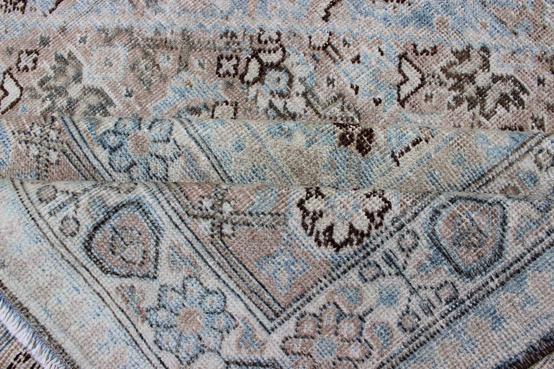 Tapis persan ancien stylisé de Tabriz avec motif de médaillon et couleurs sourdes en vente 7