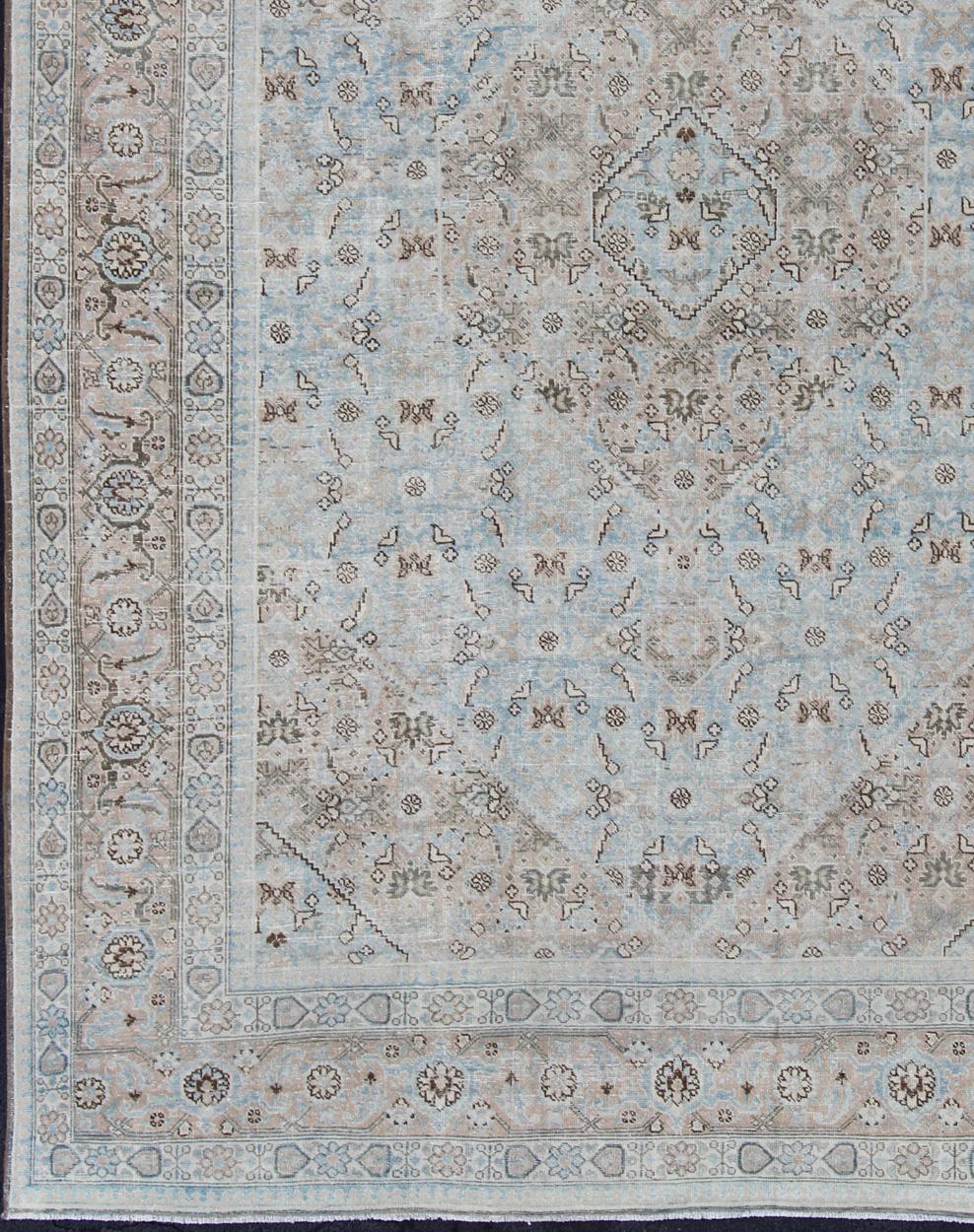 Perse Tapis persan ancien stylisé de Tabriz avec motif de médaillon et couleurs sourdes en vente