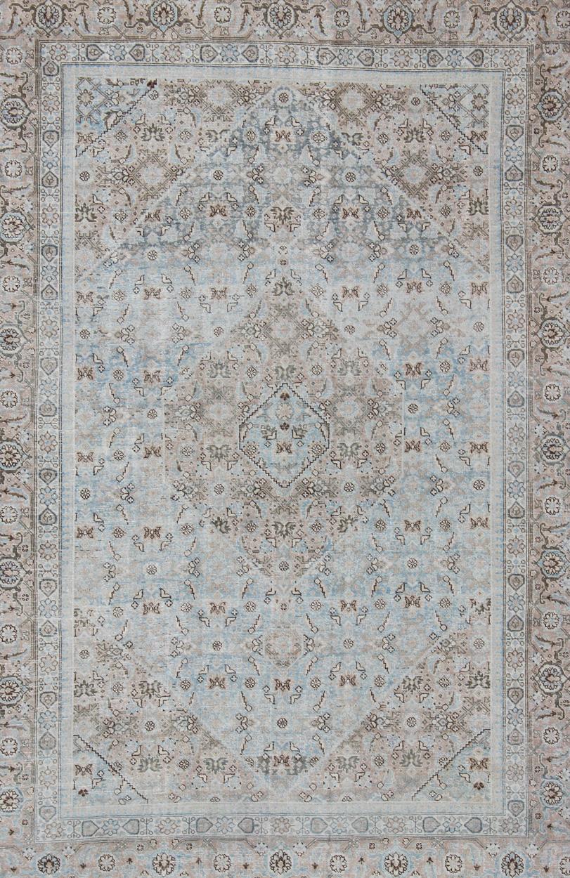 Noué à la main Tapis persan ancien stylisé de Tabriz avec motif de médaillon et couleurs sourdes en vente
