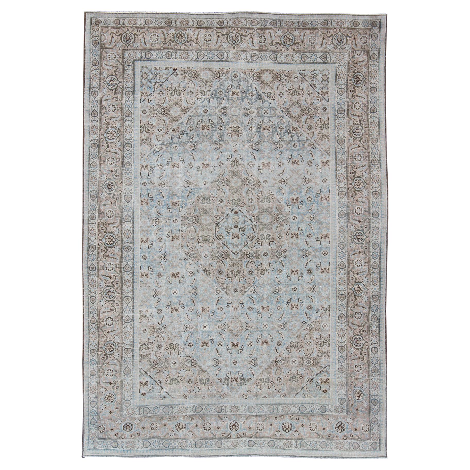 Stilisierter persischer antiker Täbris-Teppich mit Medaillon-Design und gedämpften Farben