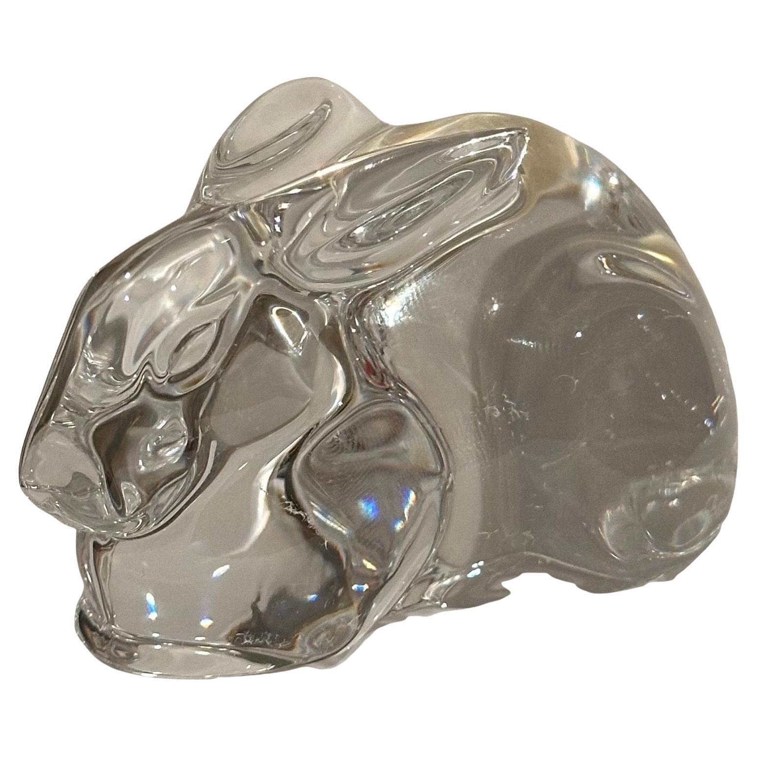 Splendida scultura di coniglio stilizzato / fermacarte di Baccarat, anni '90 circa. Il pezzo è in condizioni eccellenti, senza imperfezioni visibili e con una grande chiarezza. Firmato sul lato inferiore, il pezzo misura 4 