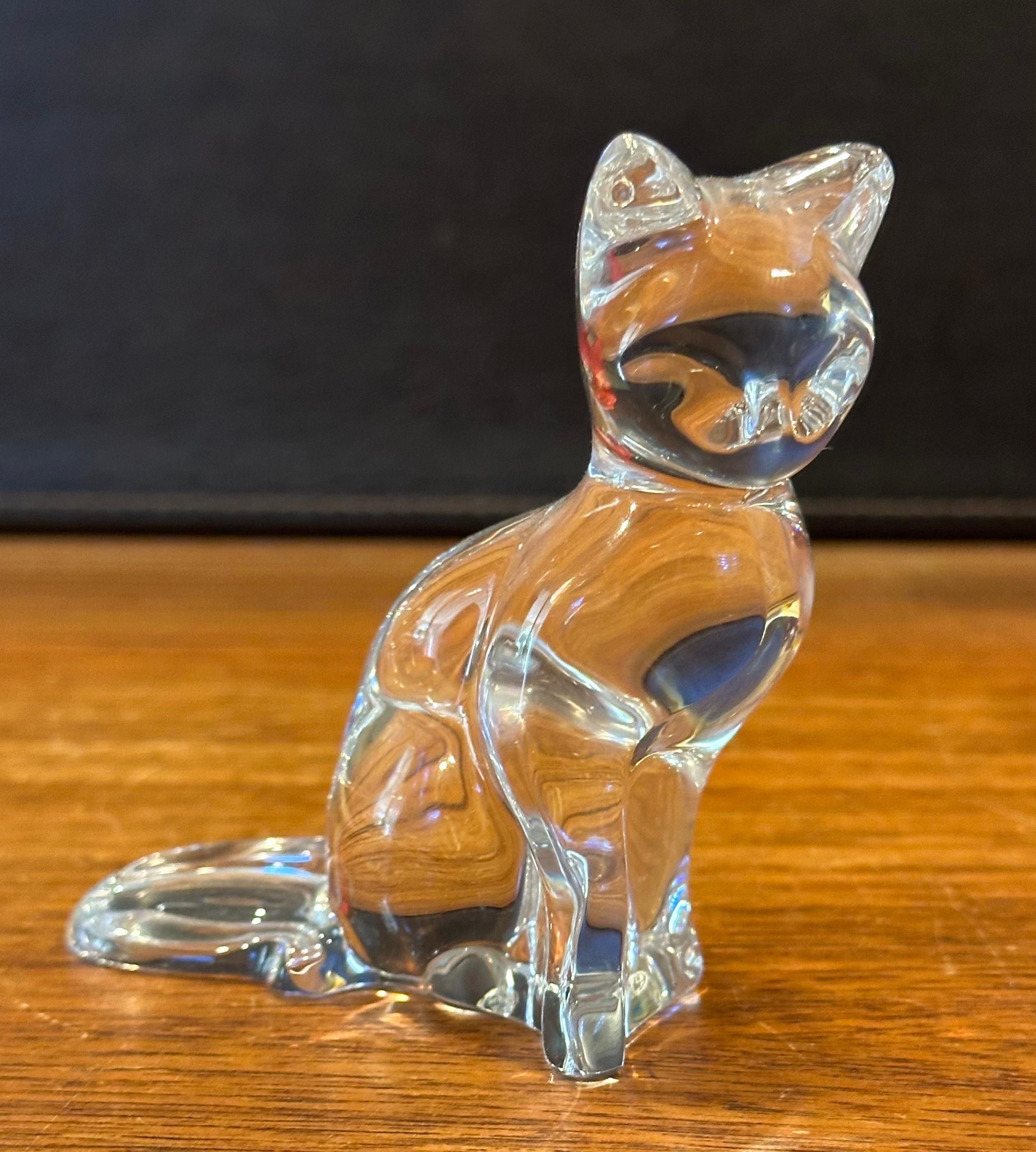 Splendida scultura di gatto seduto stilizzato / fermacarte di Baccarat, anni '90 circa. Il pezzo è in condizioni eccellenti, senza imperfezioni visibili e con una grande chiarezza. Firmato sul lato inferiore, il pezzo misura 4 
